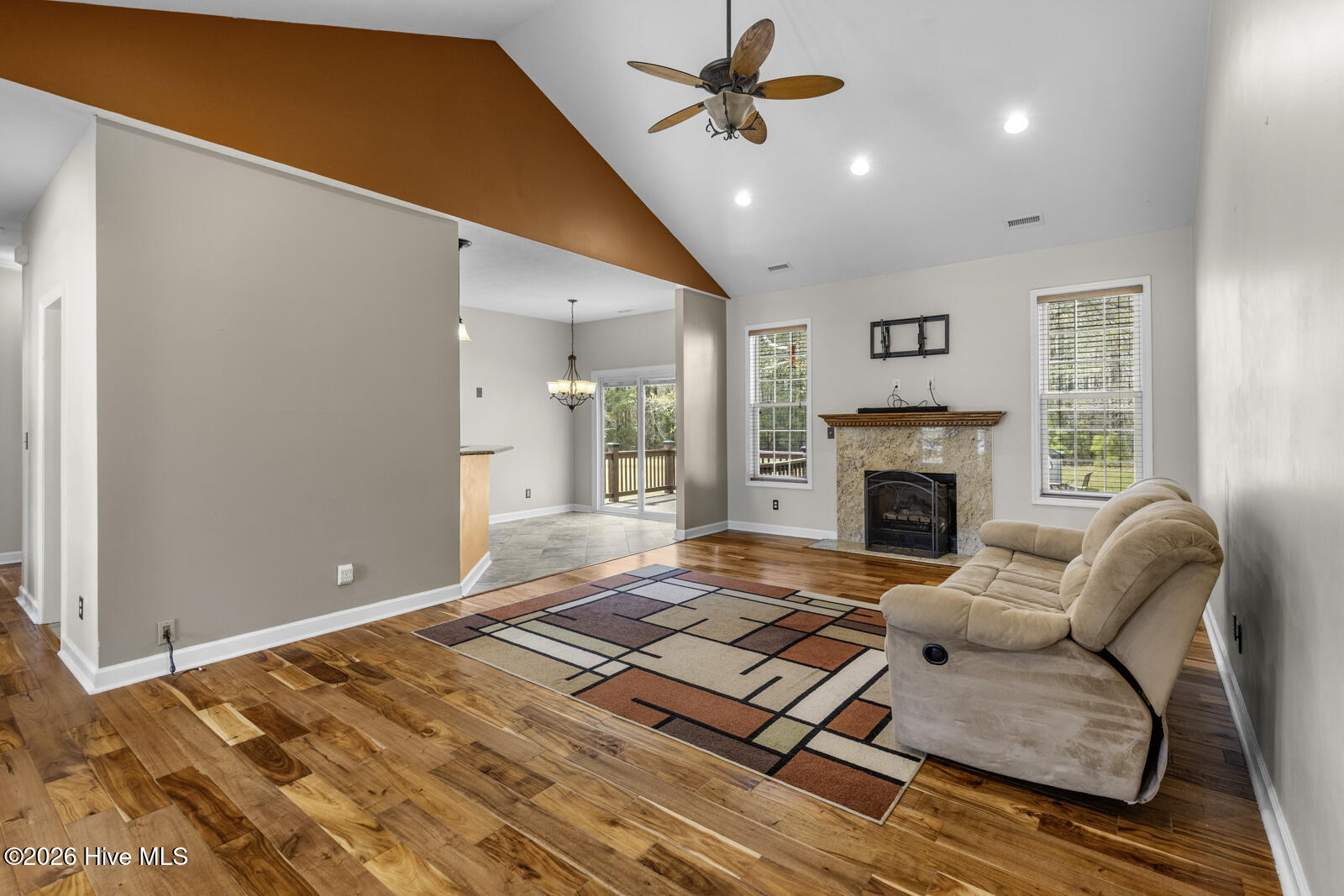 100563110 | Photo 13