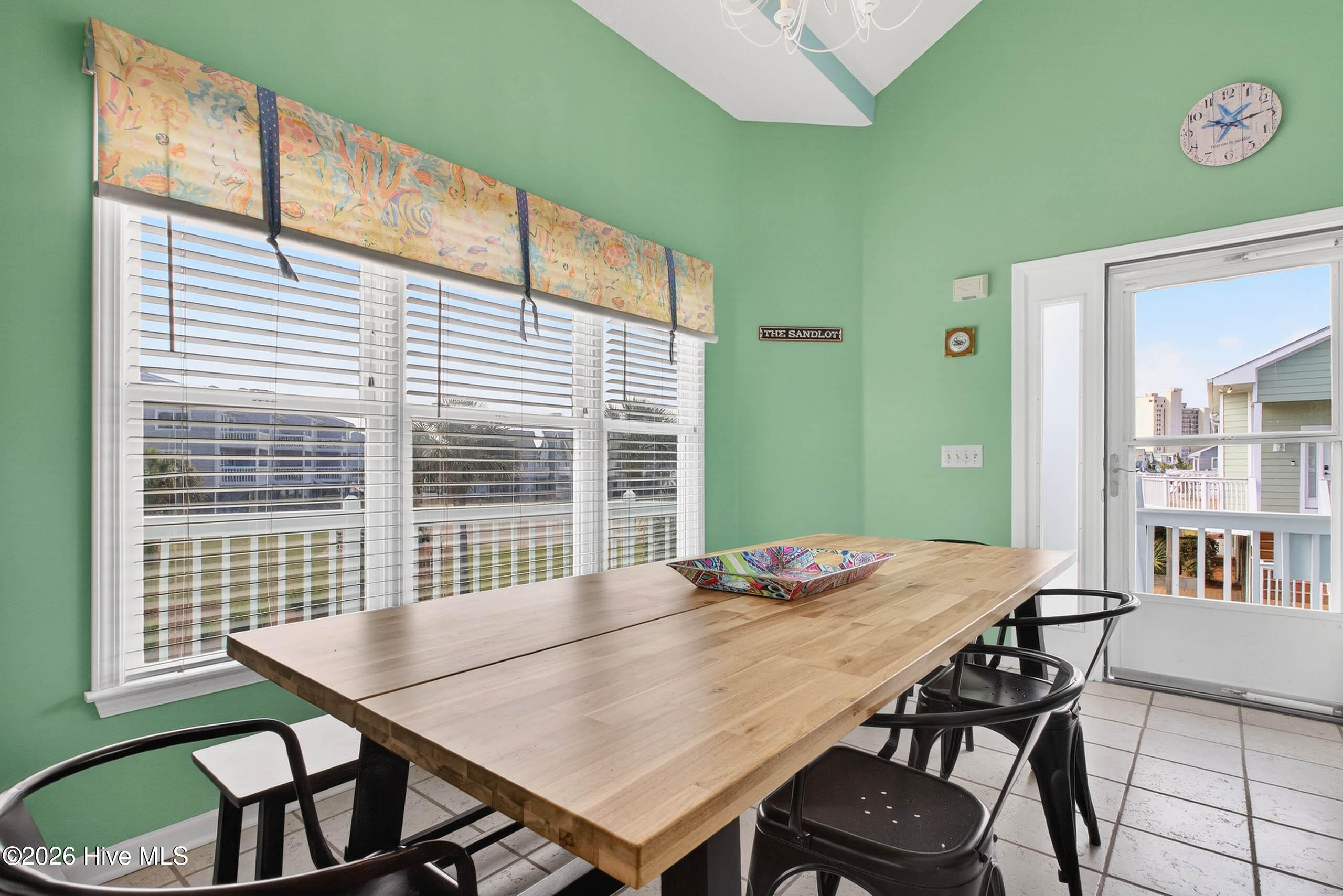 100563035 | Photo 16