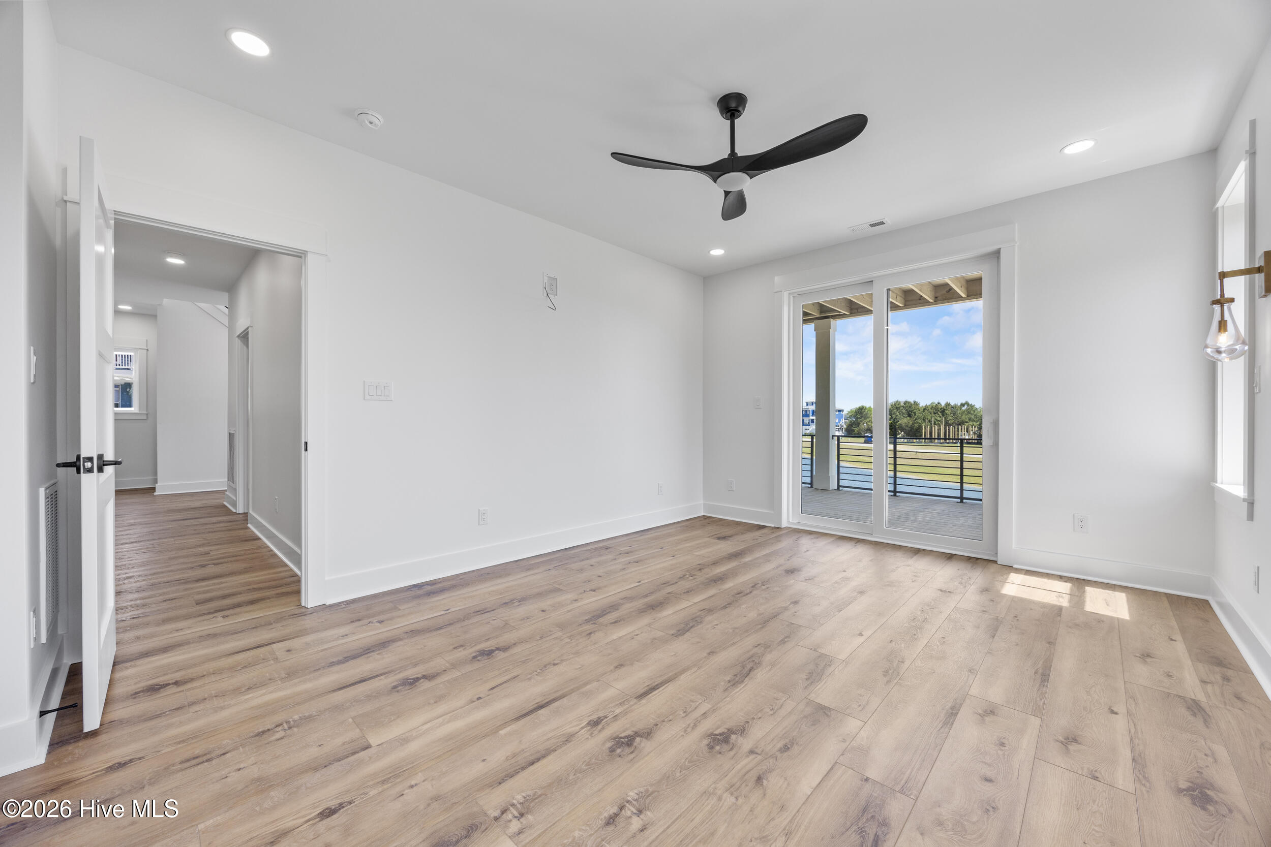 100567625 | Photo 19