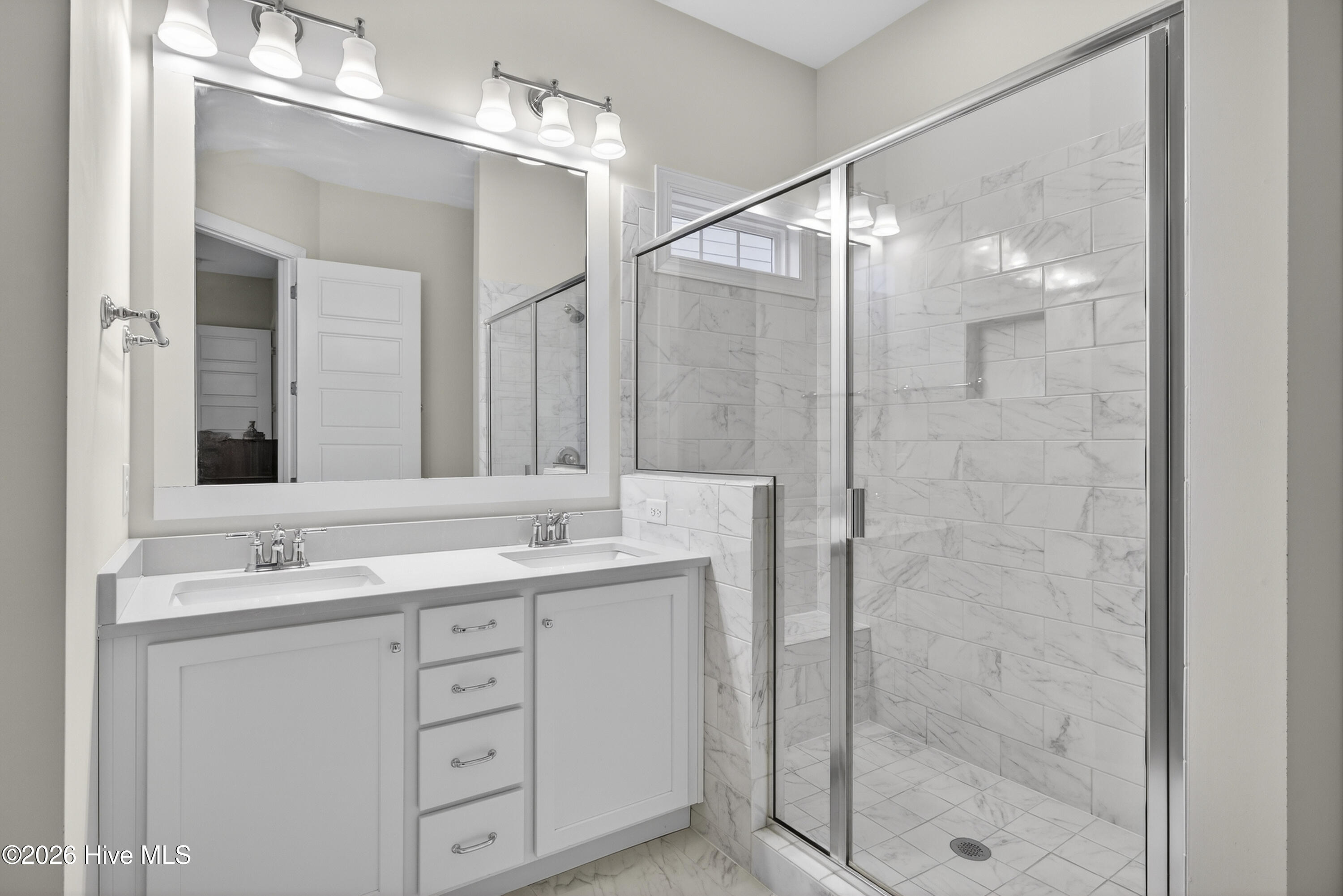 100558157 | Photo 25