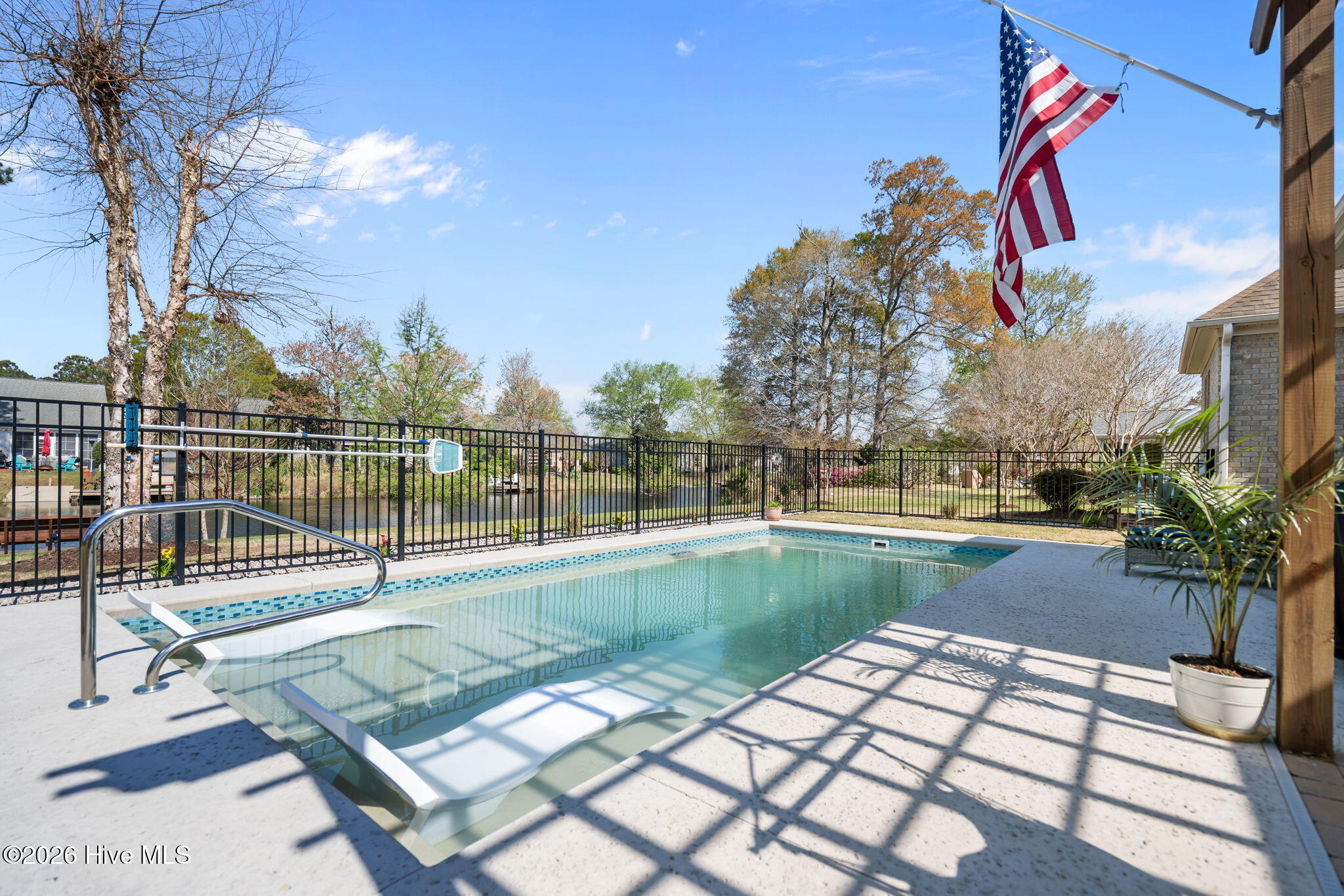 100563487 | Photo 46