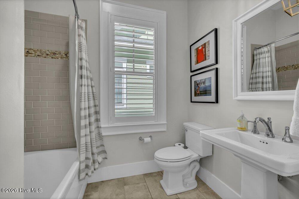 100561379 | Photo 25