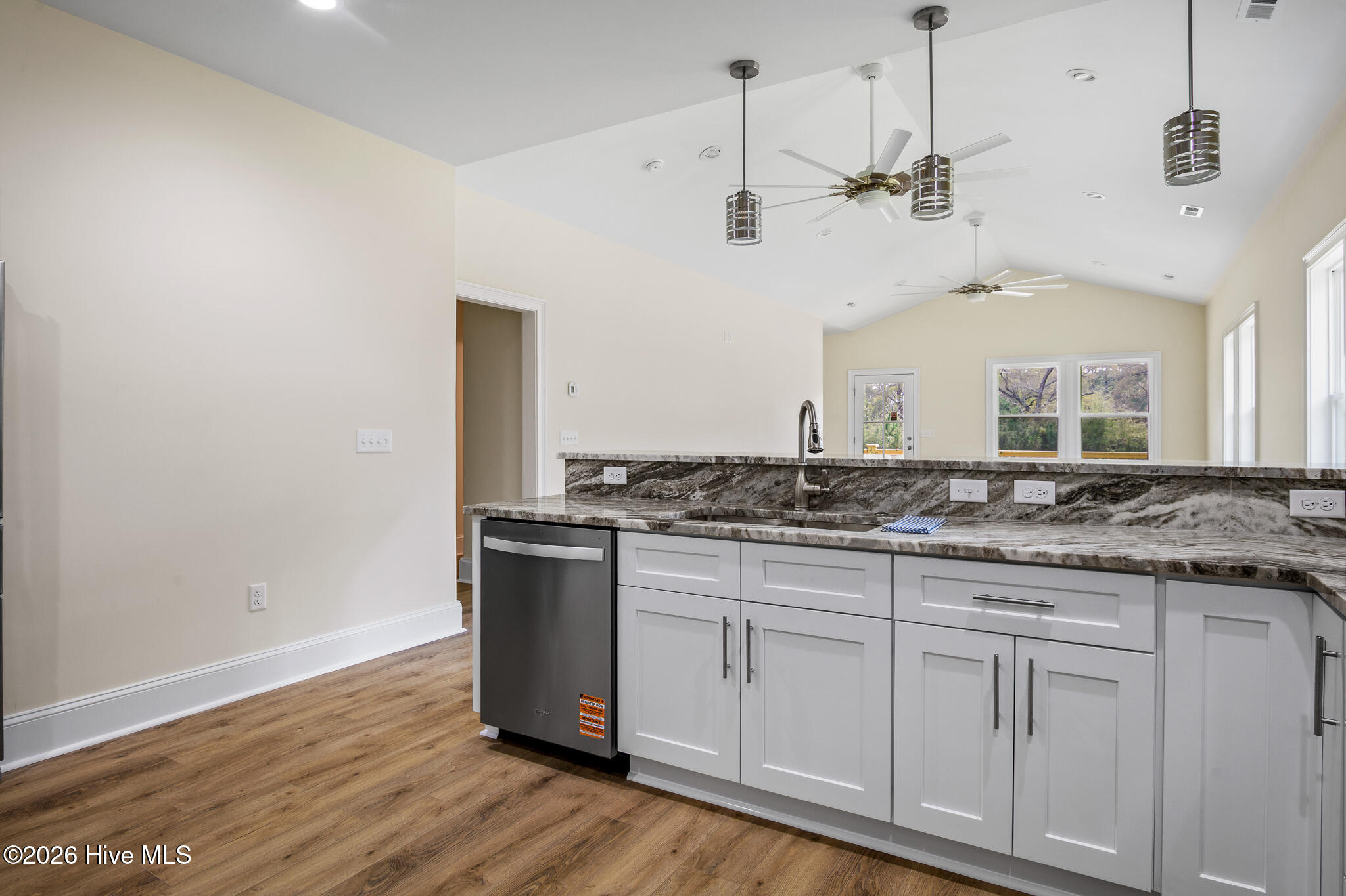 100517039 | Photo 32