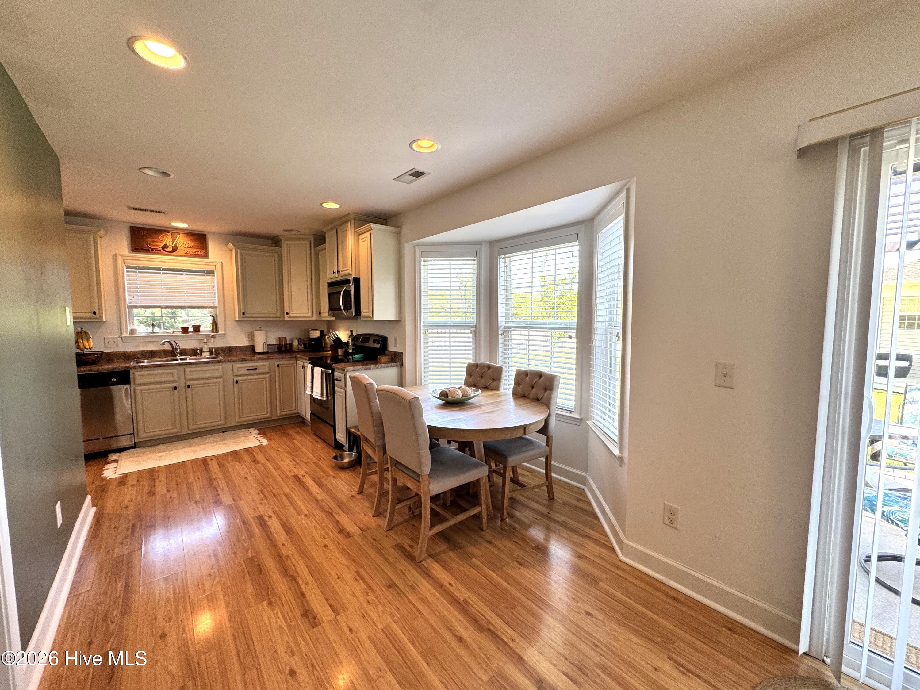 100570620 | Photo 10