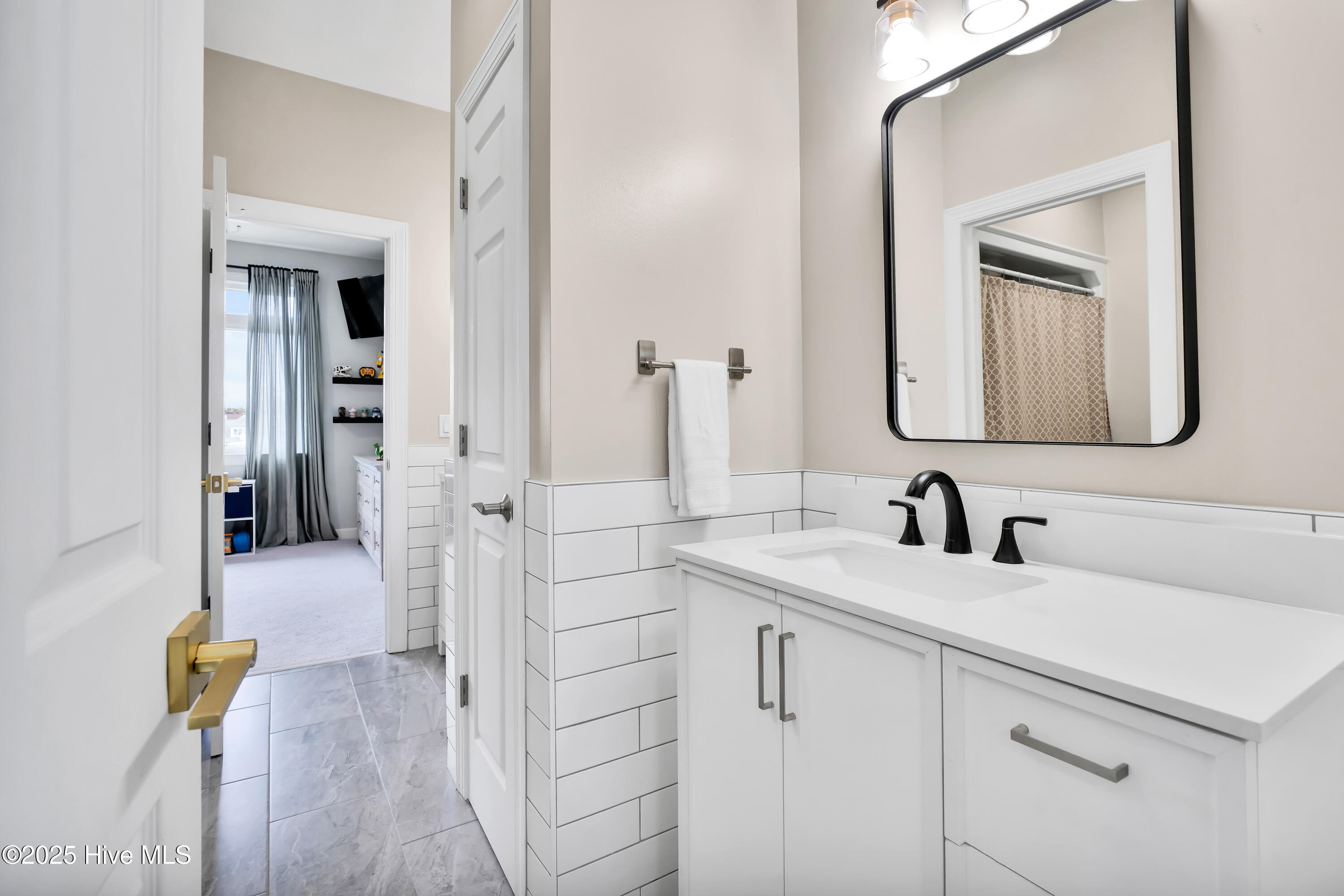 100557608 | Photo 25