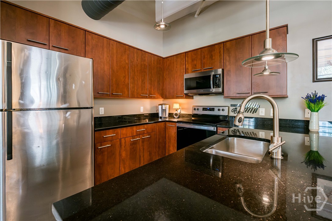 5th image of 528 Selma St, Savannah, GA 31401