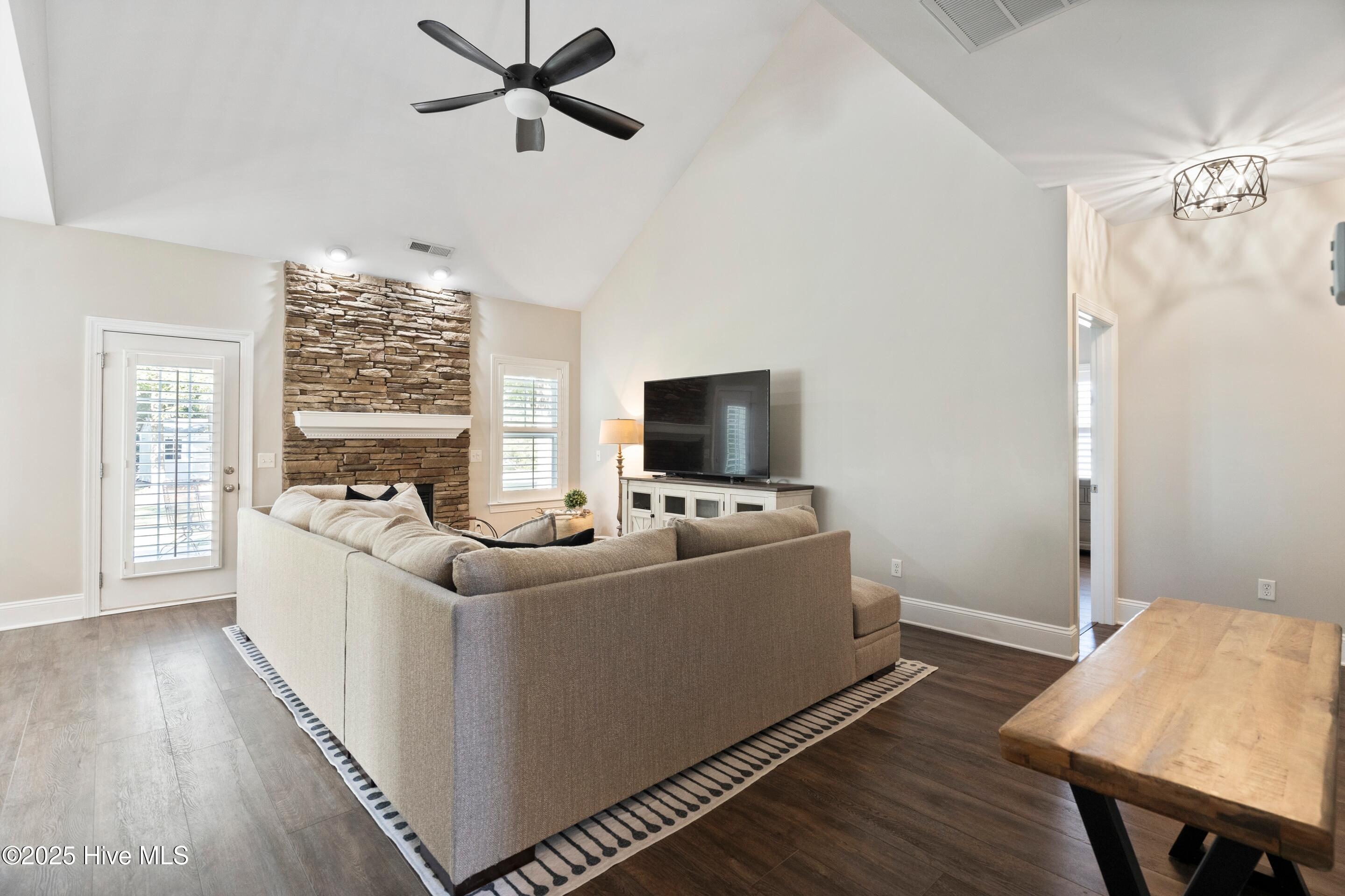 100529495 | Photo 23