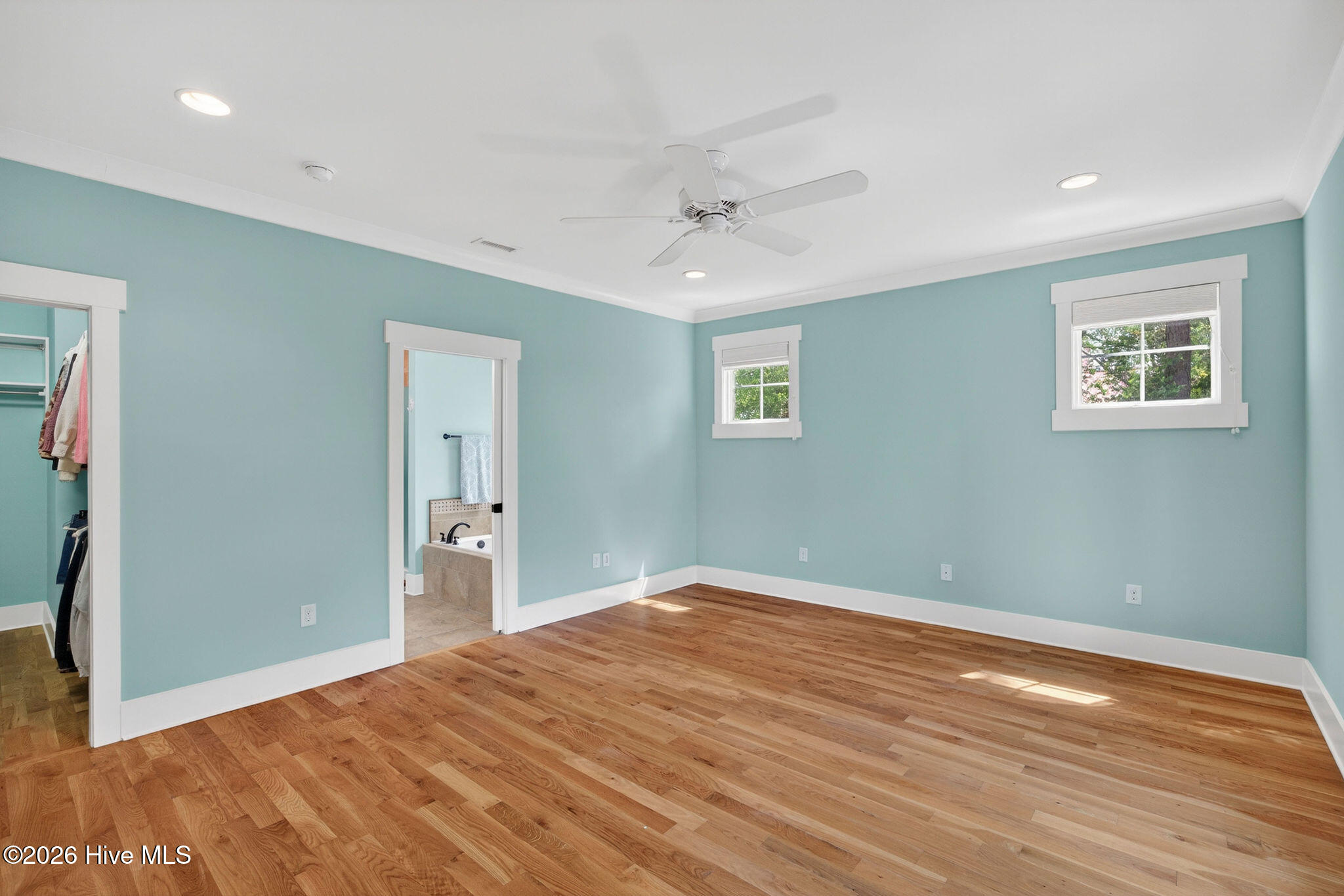 100548622 | Photo 26