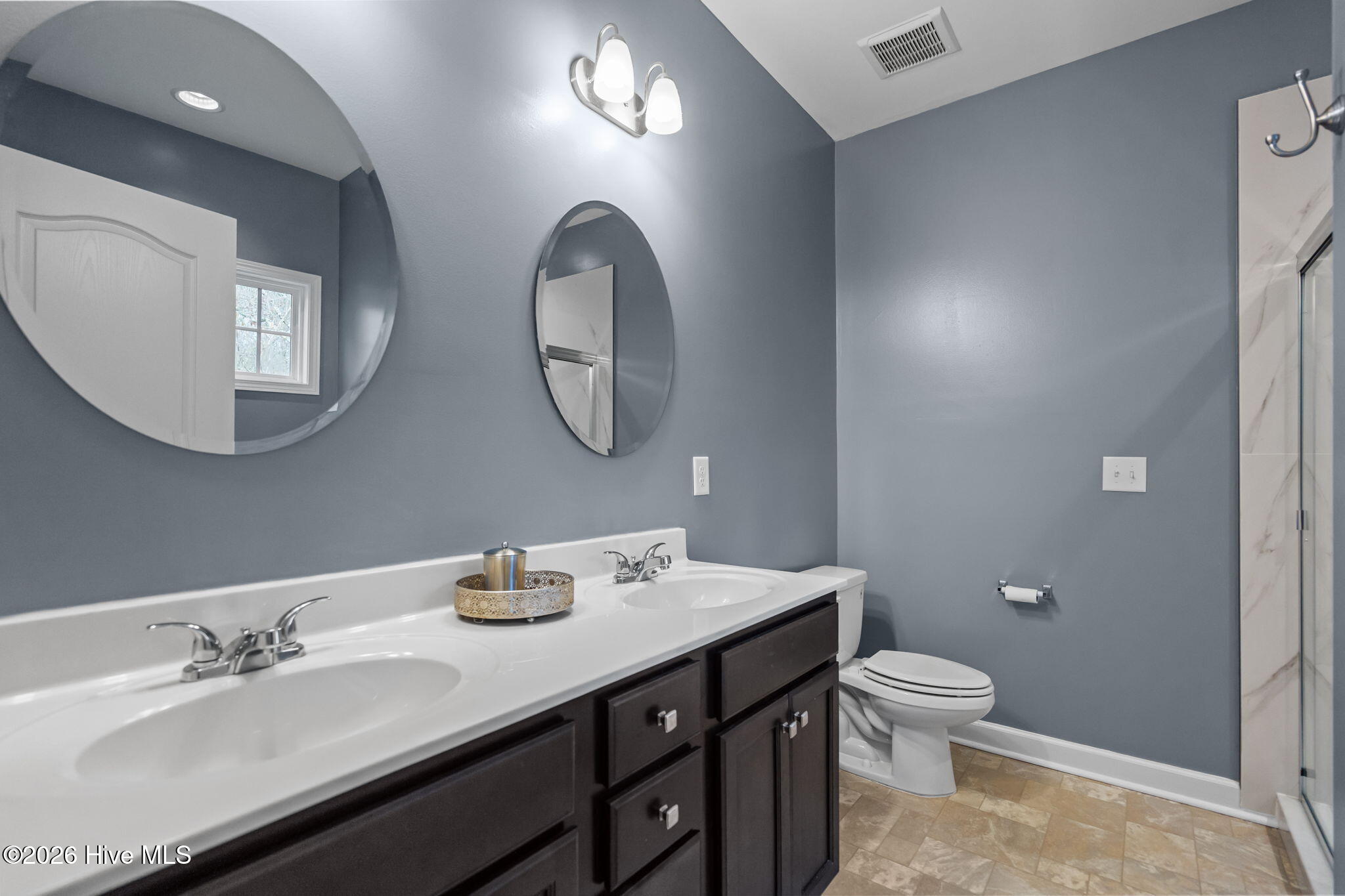 100561090 | Photo 24