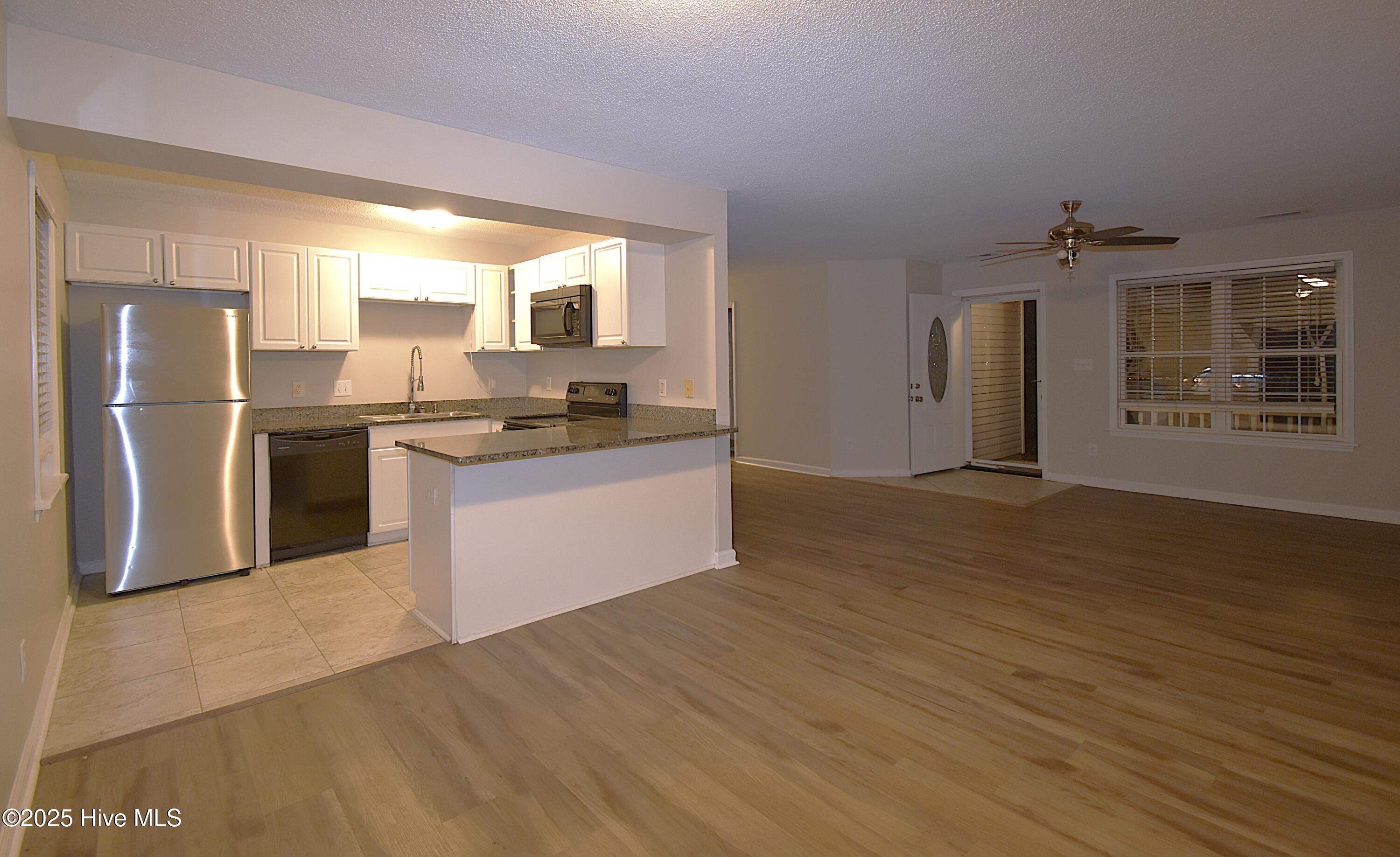 100558386 | Photo 10