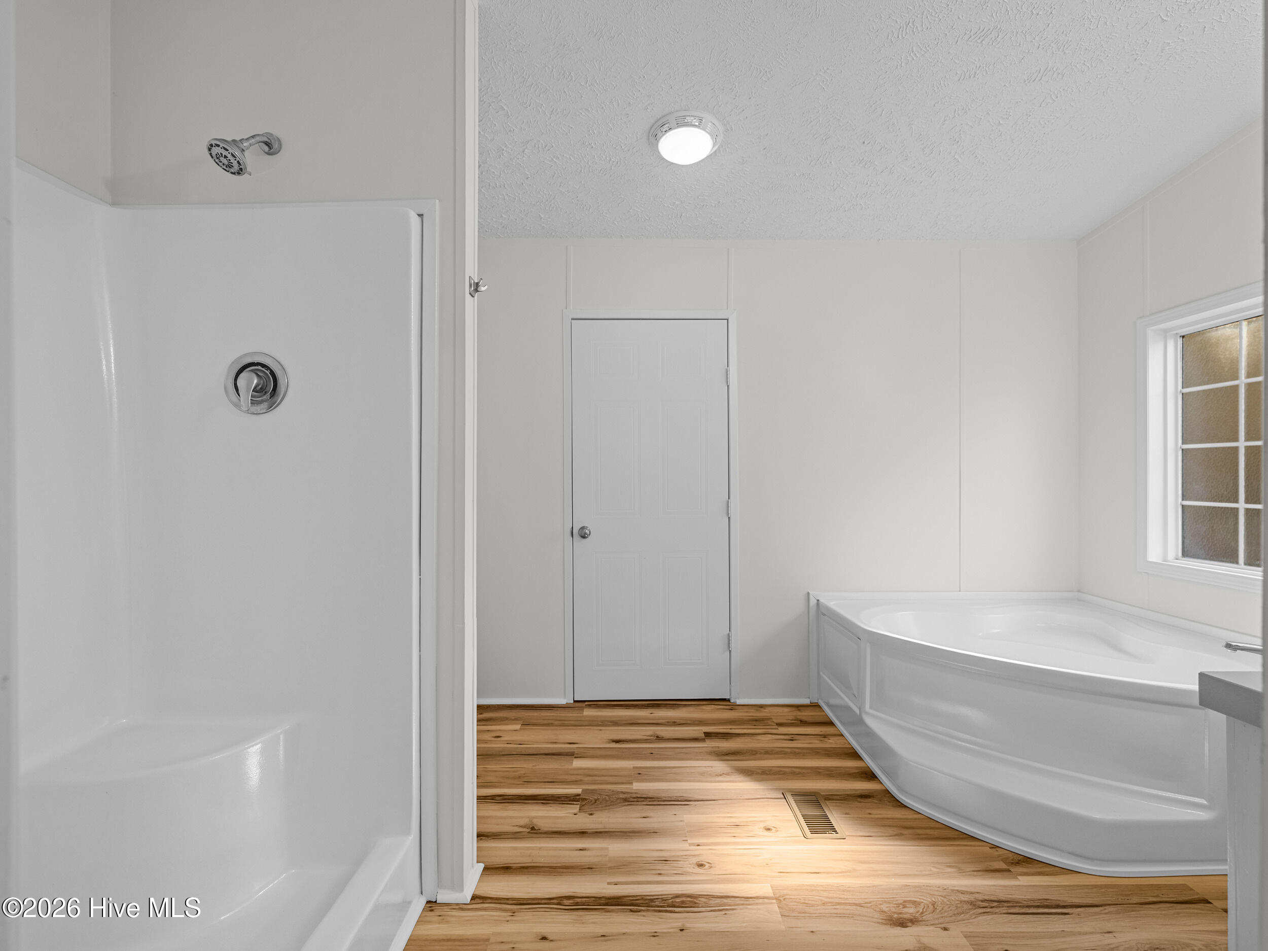 100560280 | Photo 22