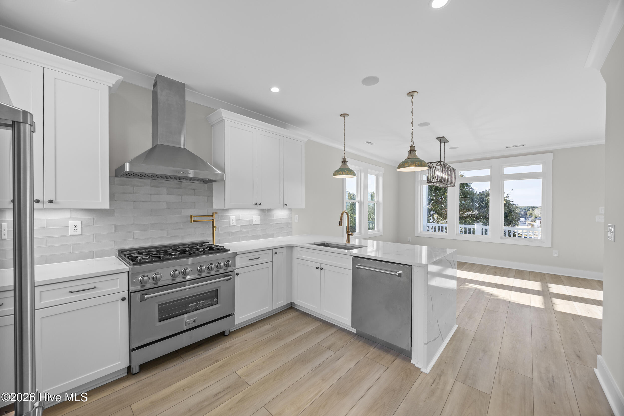 100543064 | Photo 44