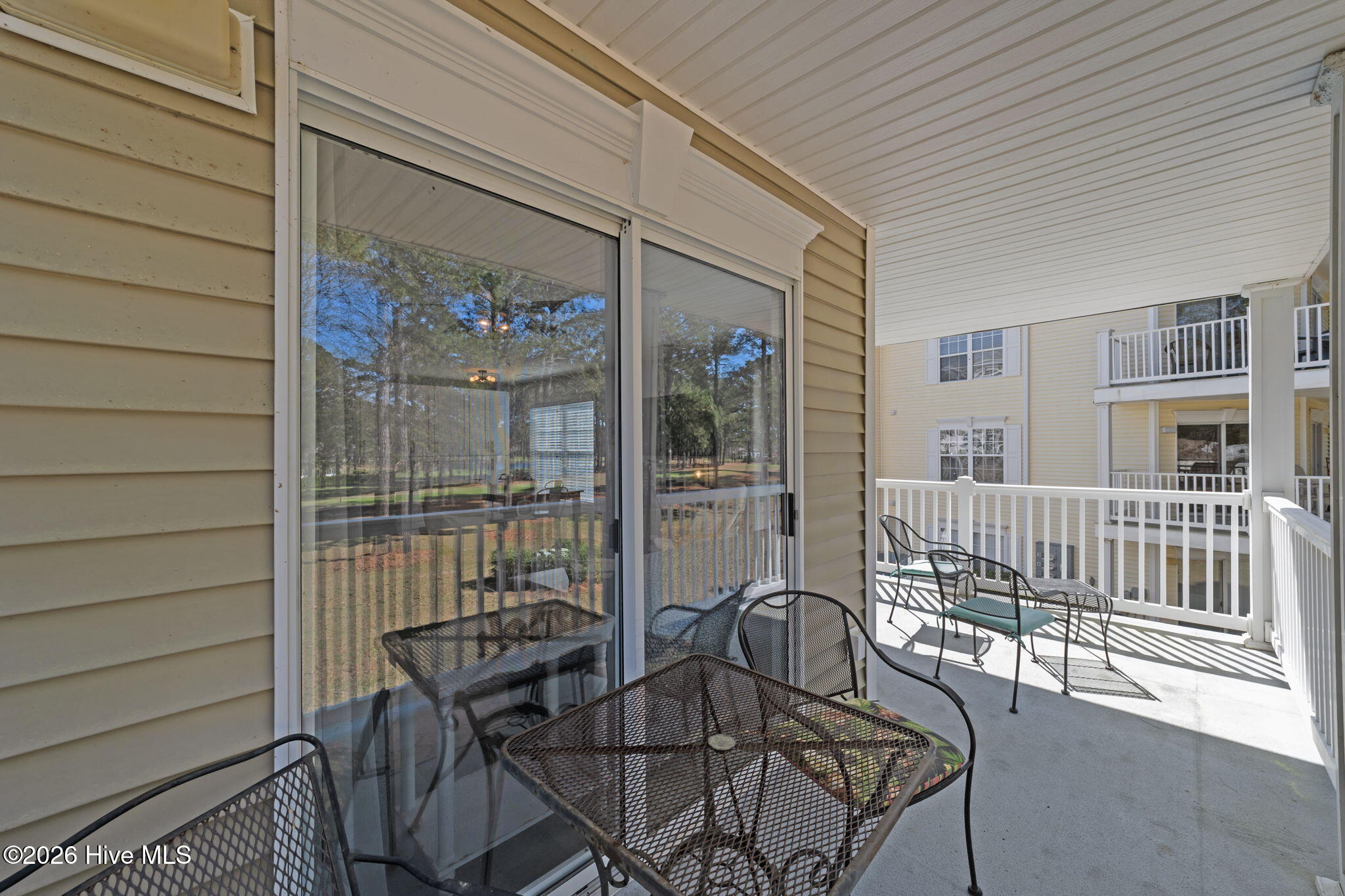 100561049 | Photo 26