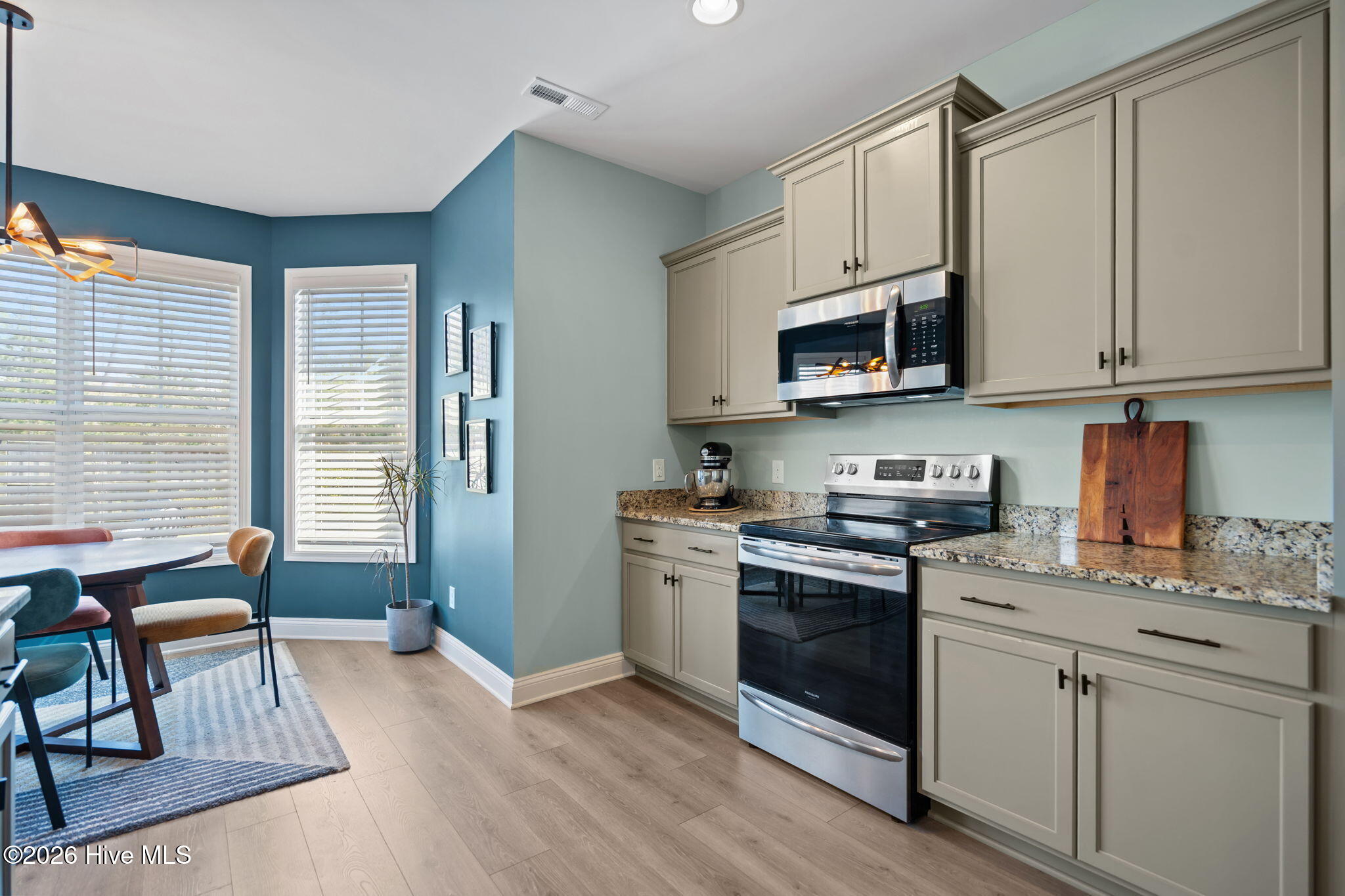 100562615 | Photo 12