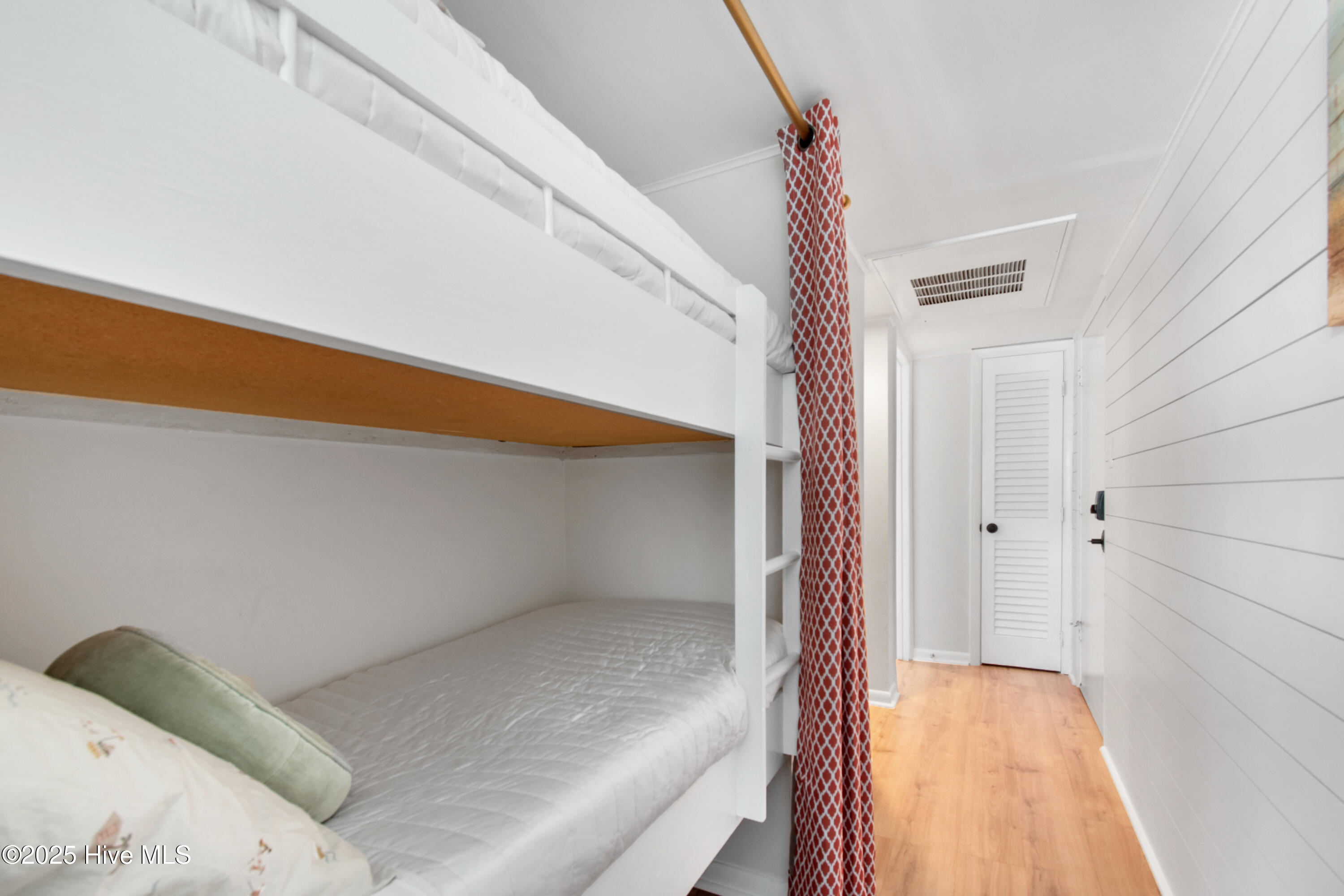 100519022 | Photo 14