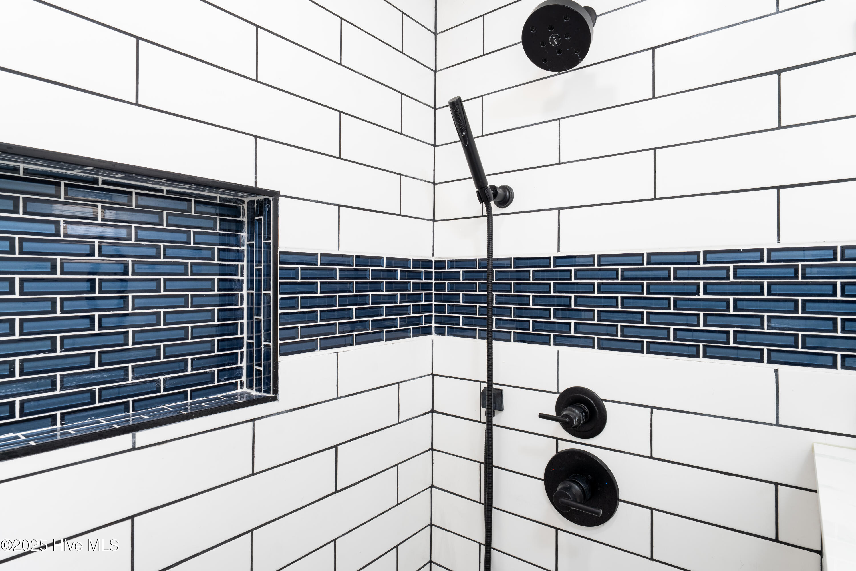 100494864 | Photo 23