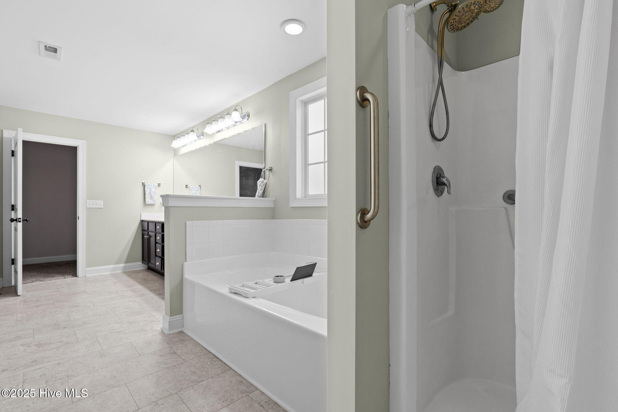 100521115 | Photo 36