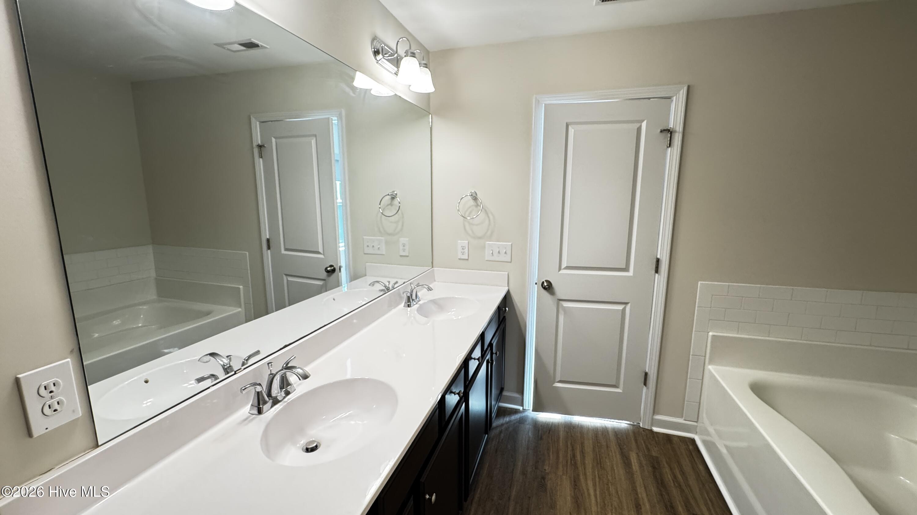 100568589 | Photo 10