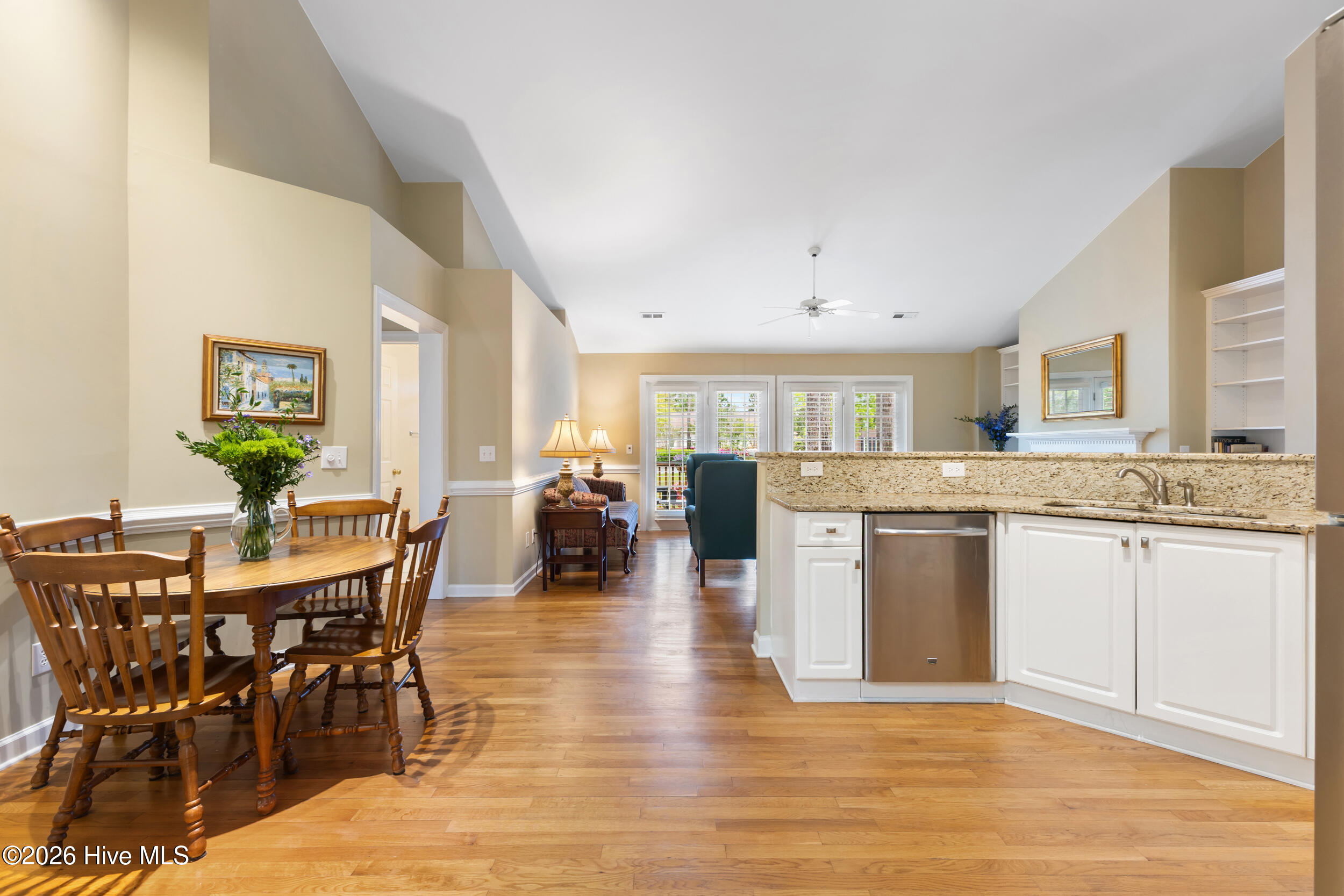 100566645 | Photo 15