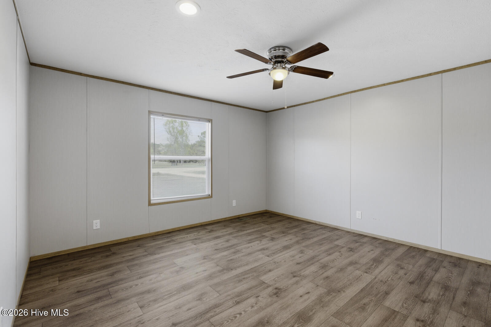 100565358 | Photo 14