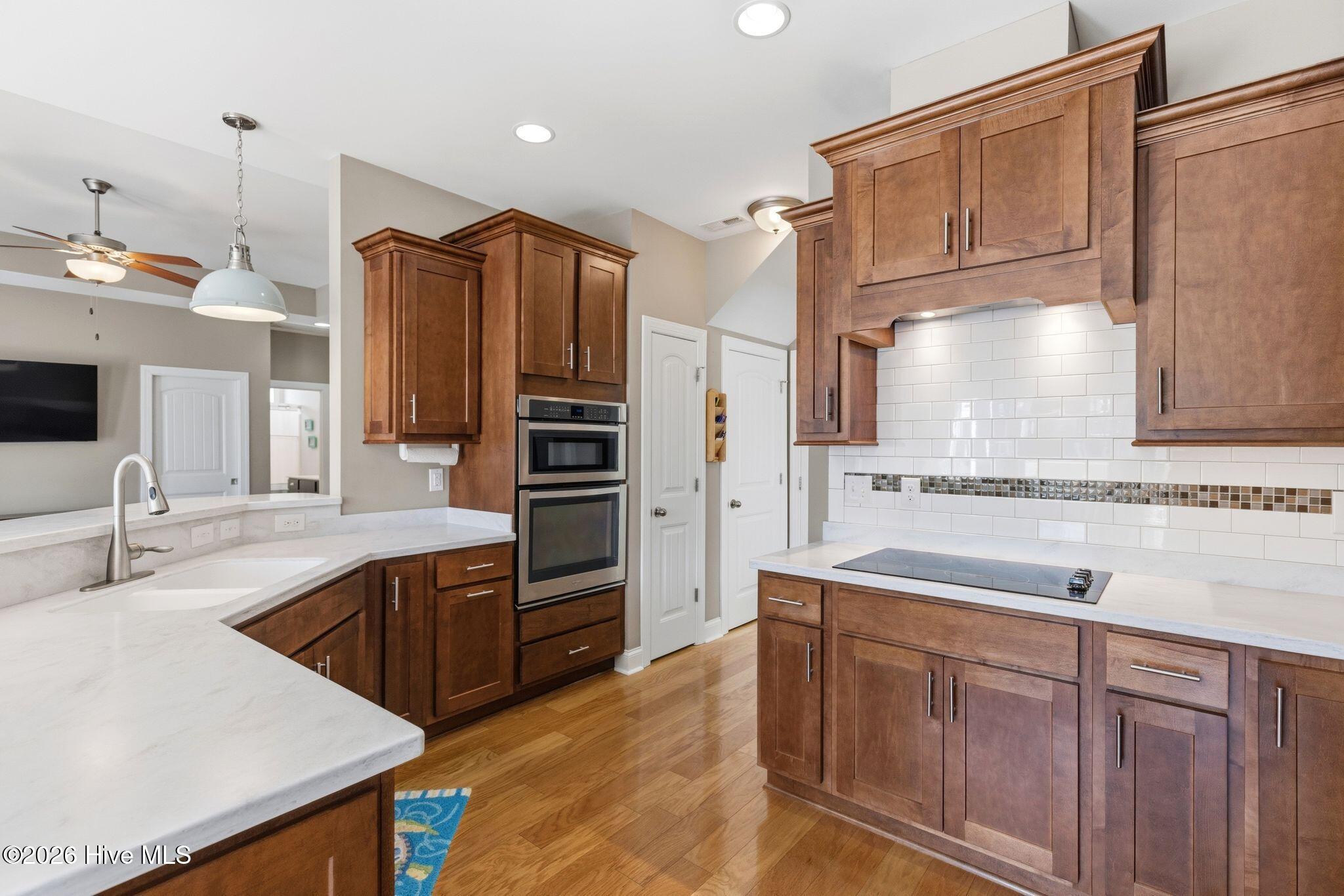 100558930 | Photo 16