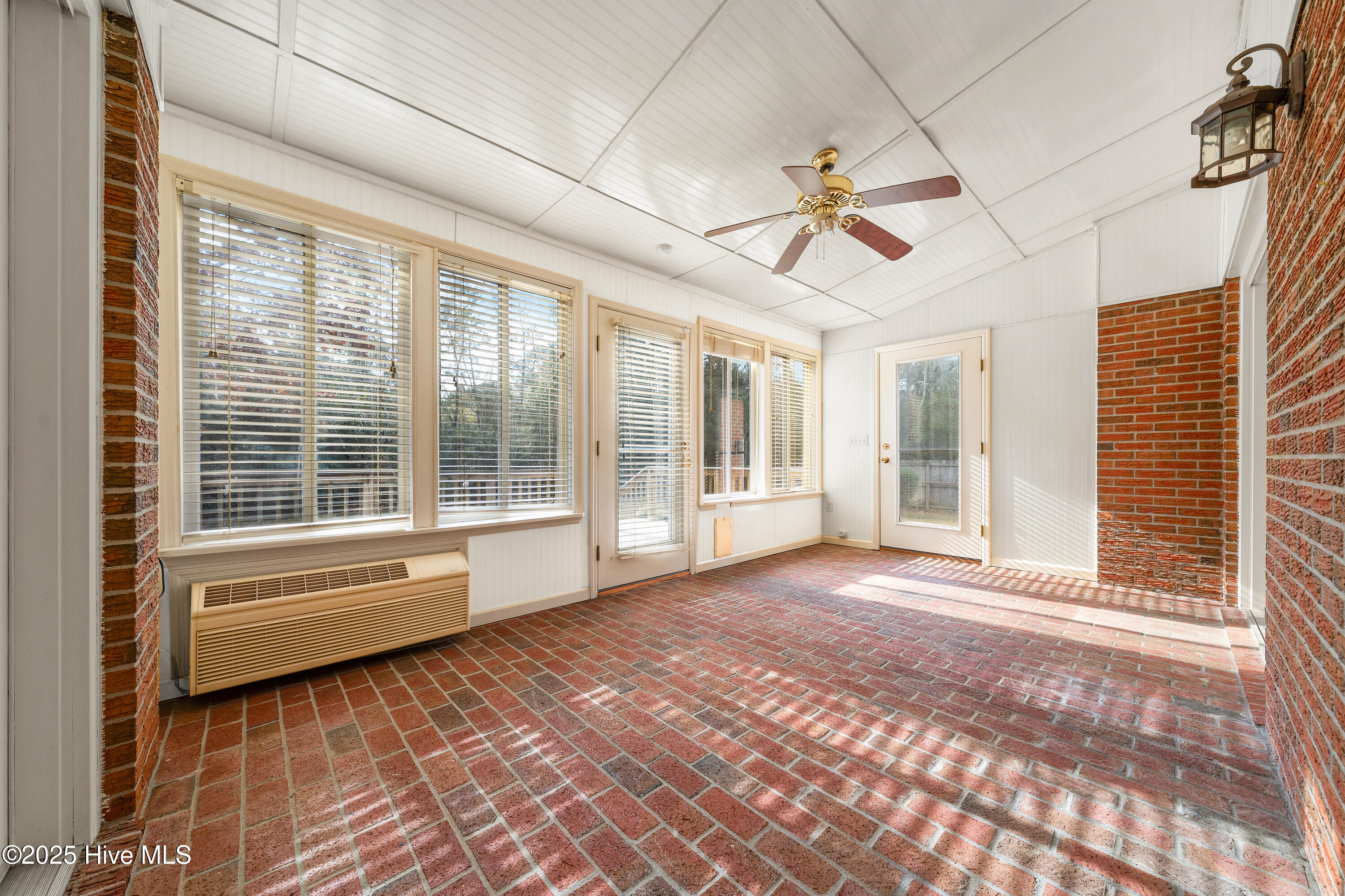 100542635 | Photo 31