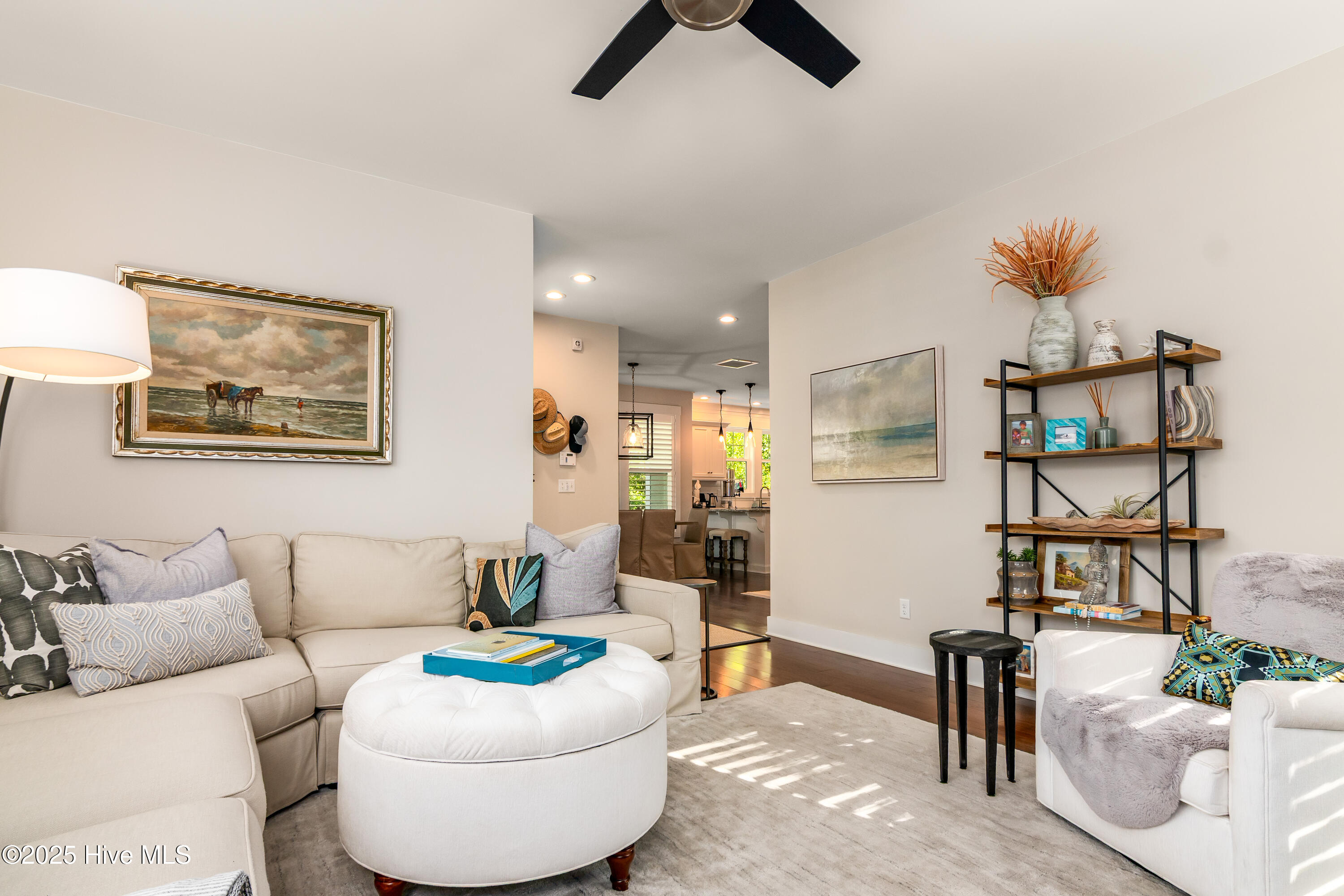 100501018 | Photo 11