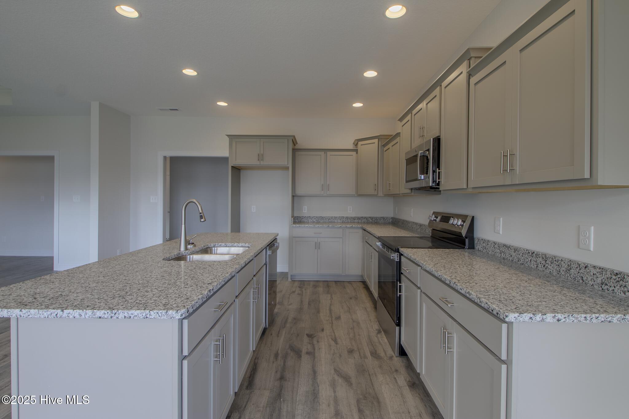 100518948 | Photo 12