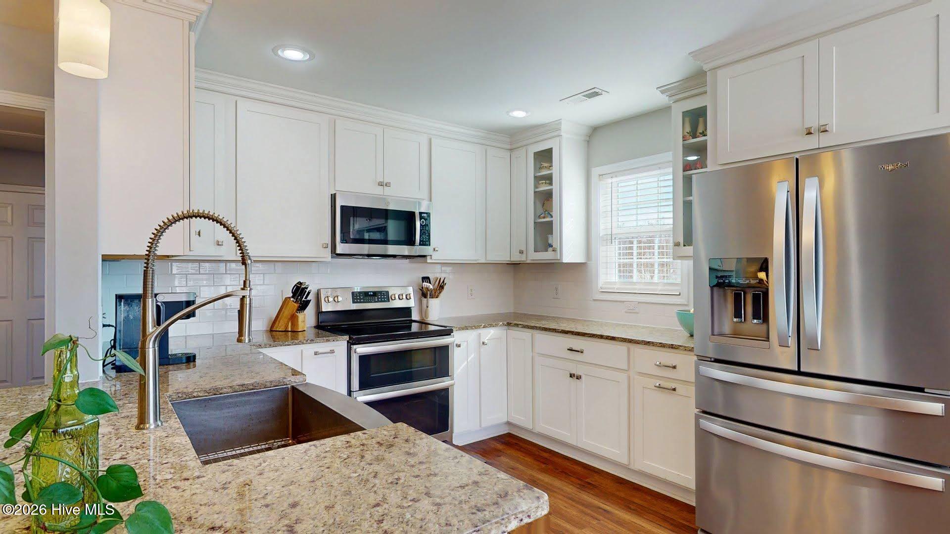 100548342 | Photo 16