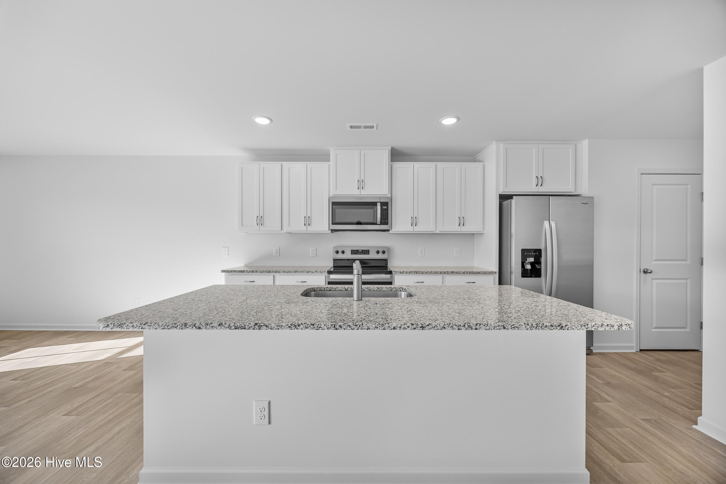 100548310 | Photo 12