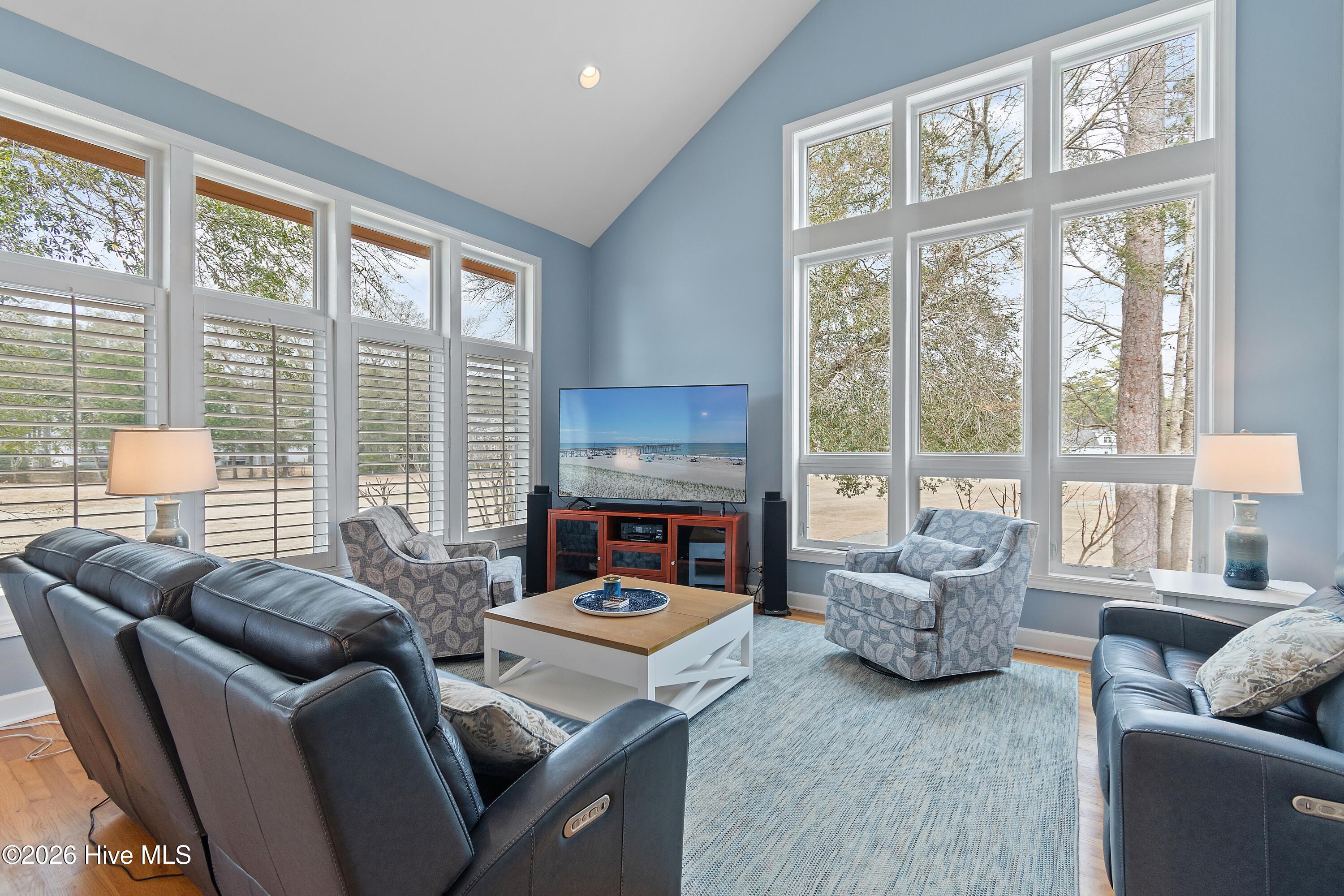 100557427 | Photo 38