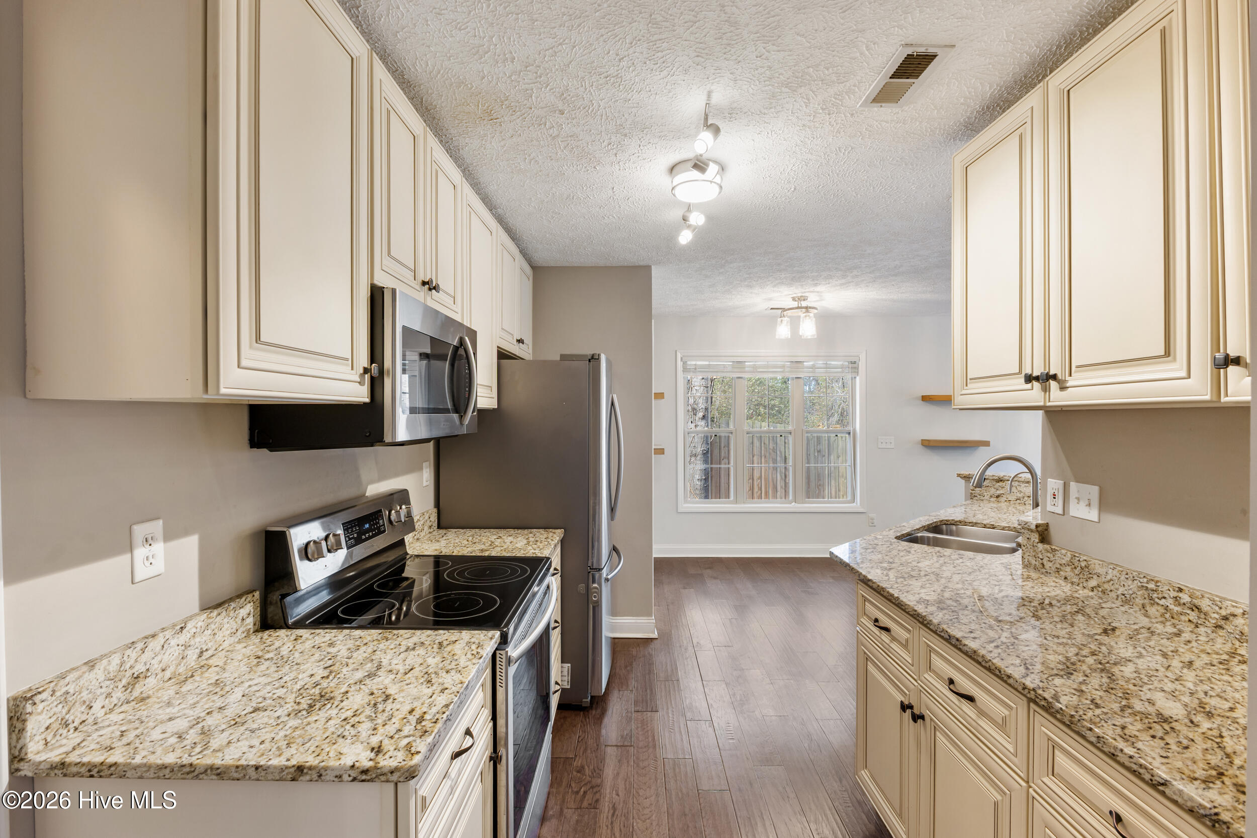 100553711 | Photo 15