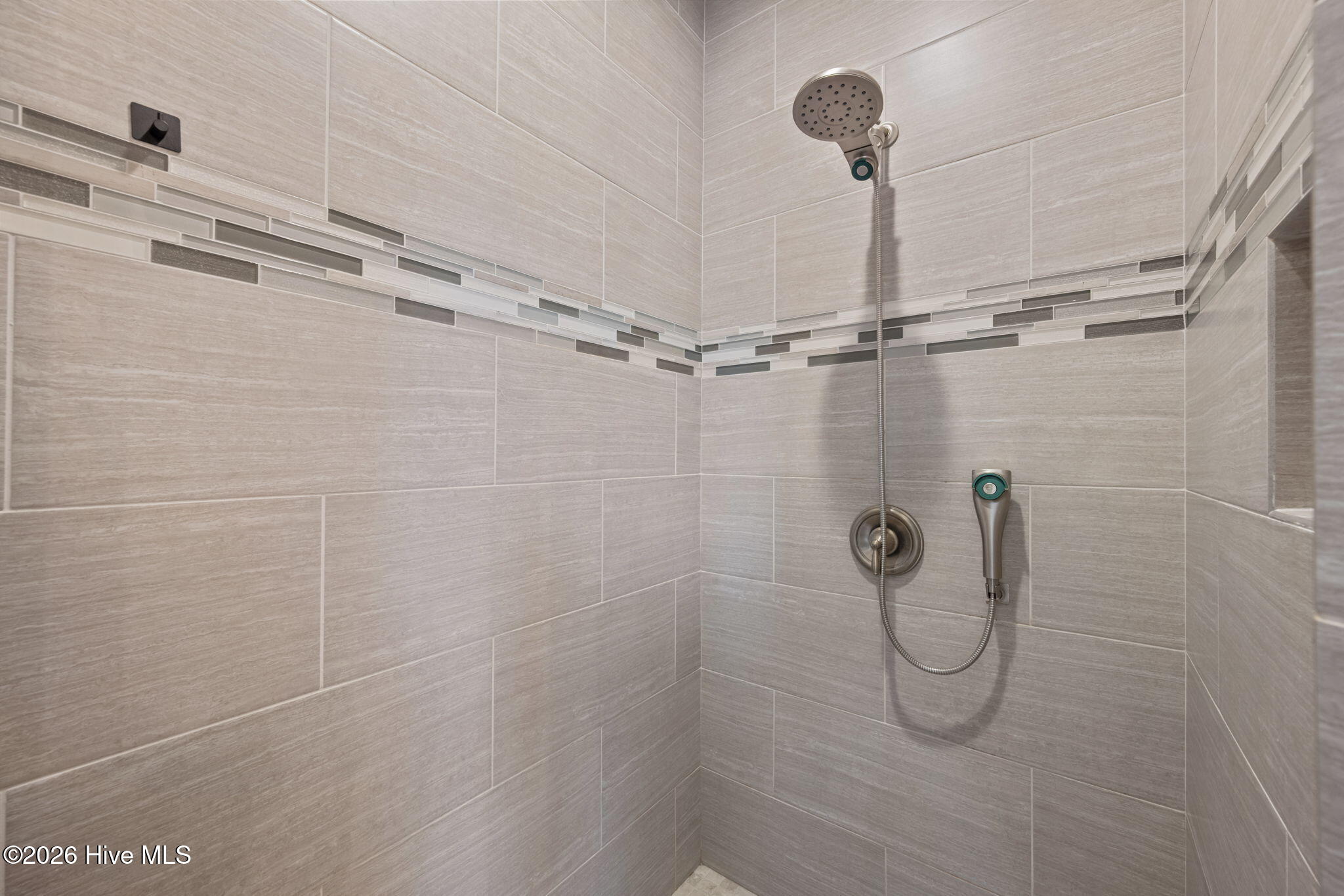 100562487 | Photo 29