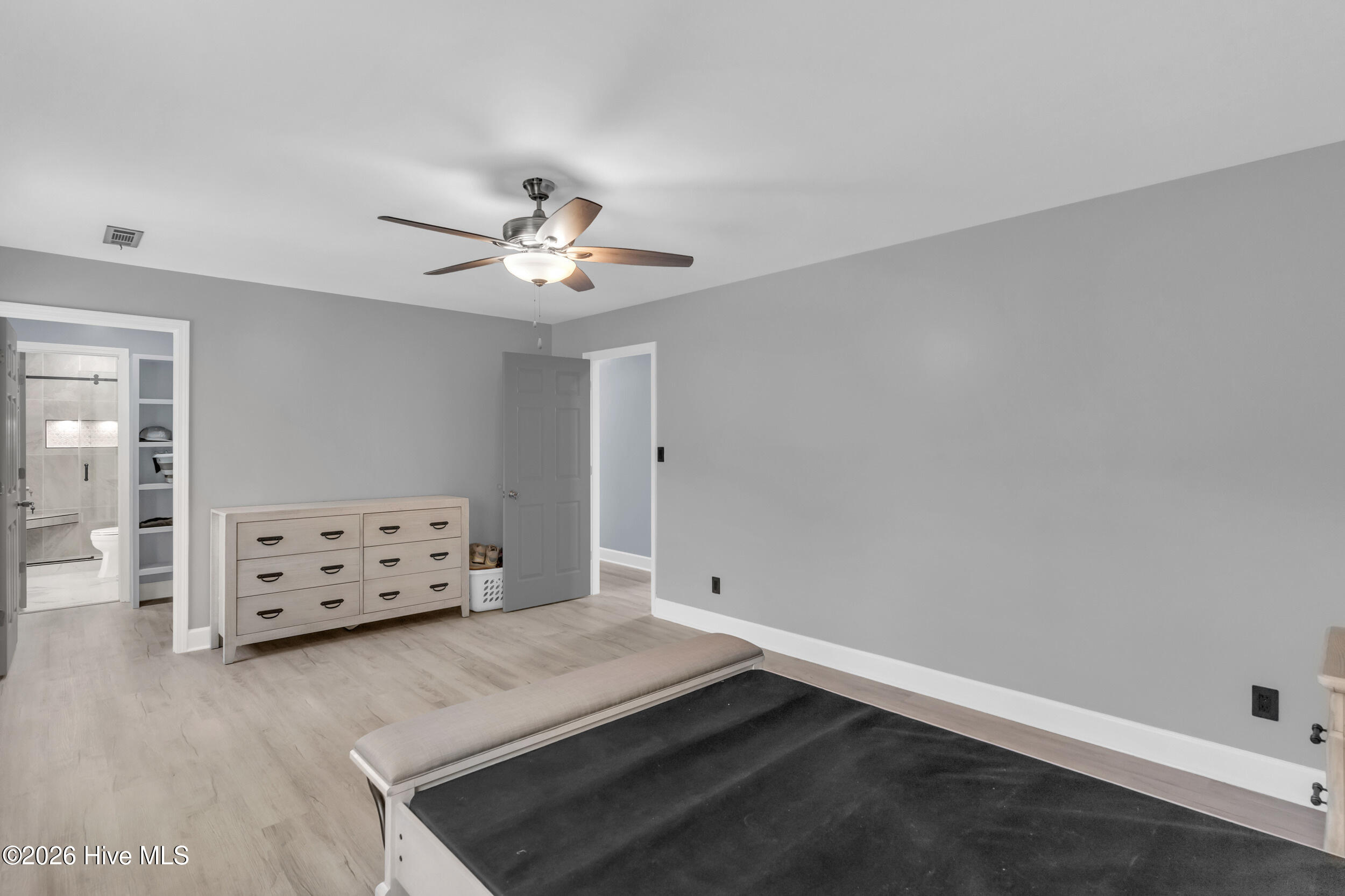 100548646 | Photo 23