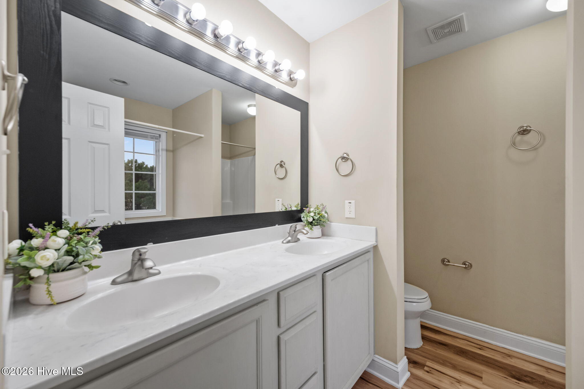 100562473 | Photo 15