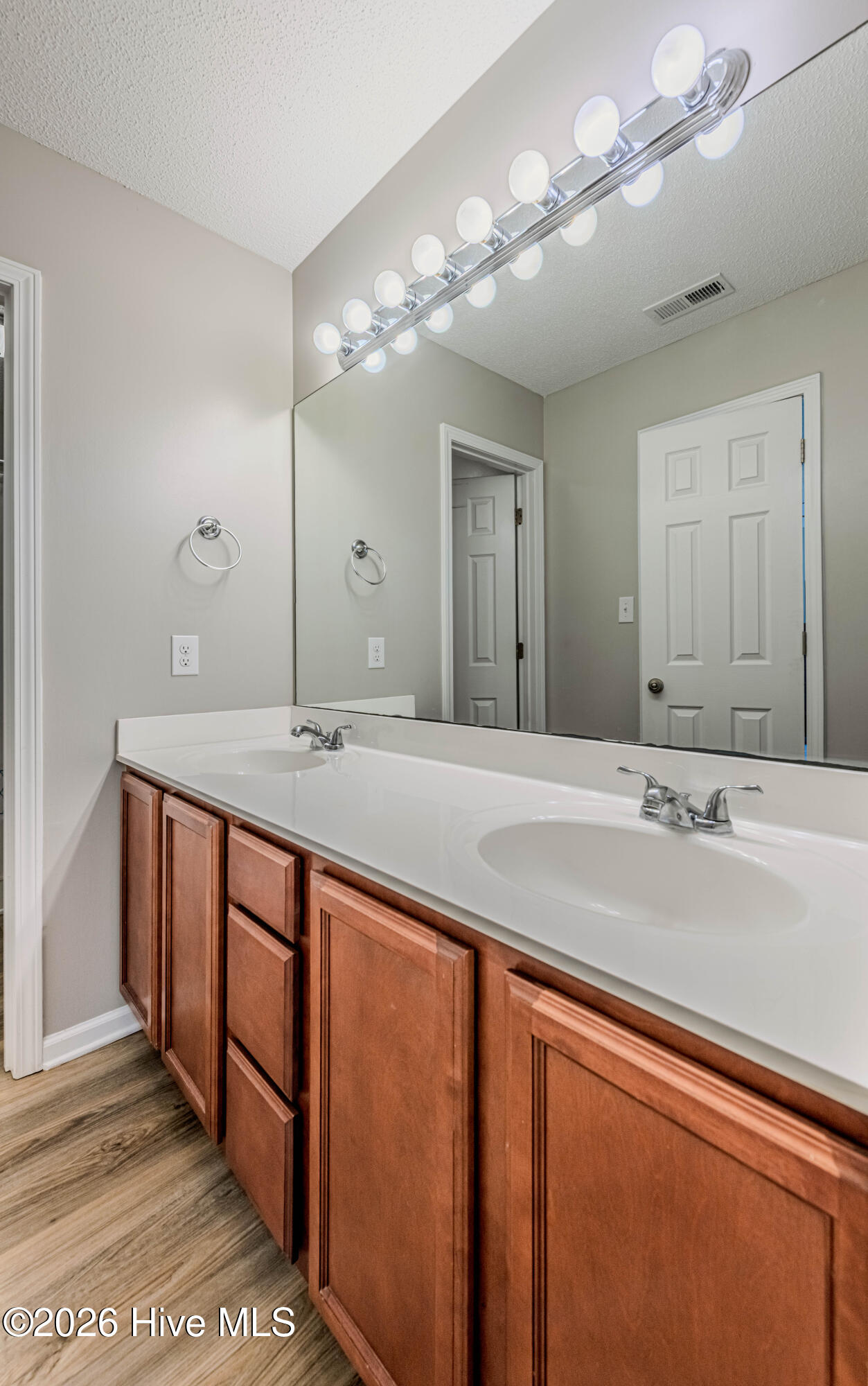 100565701 | Photo 26