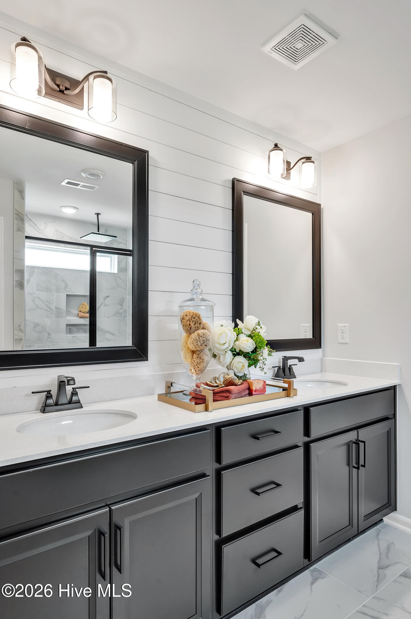 100548090 | Photo 41