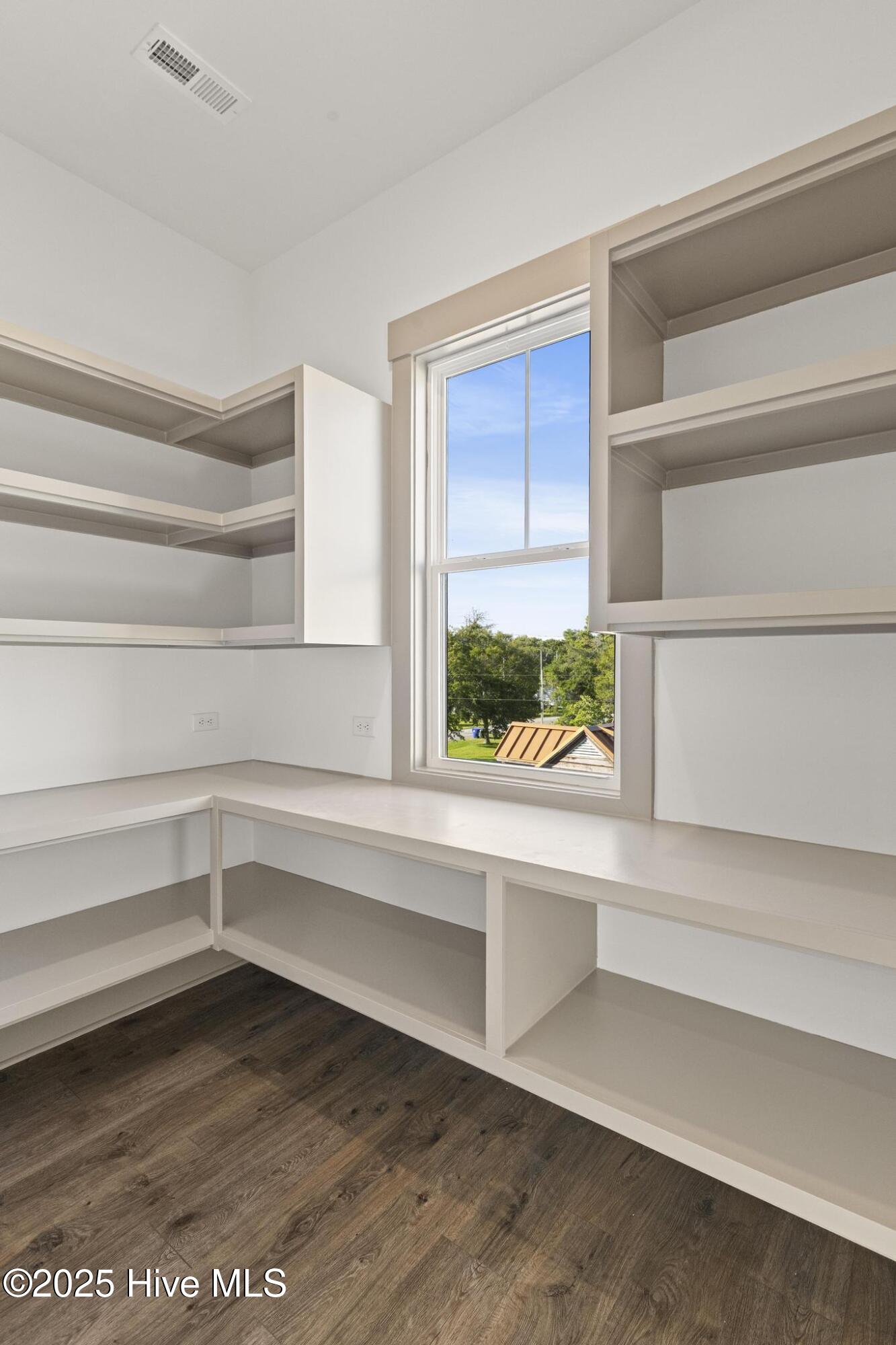 100517946 | Photo 26