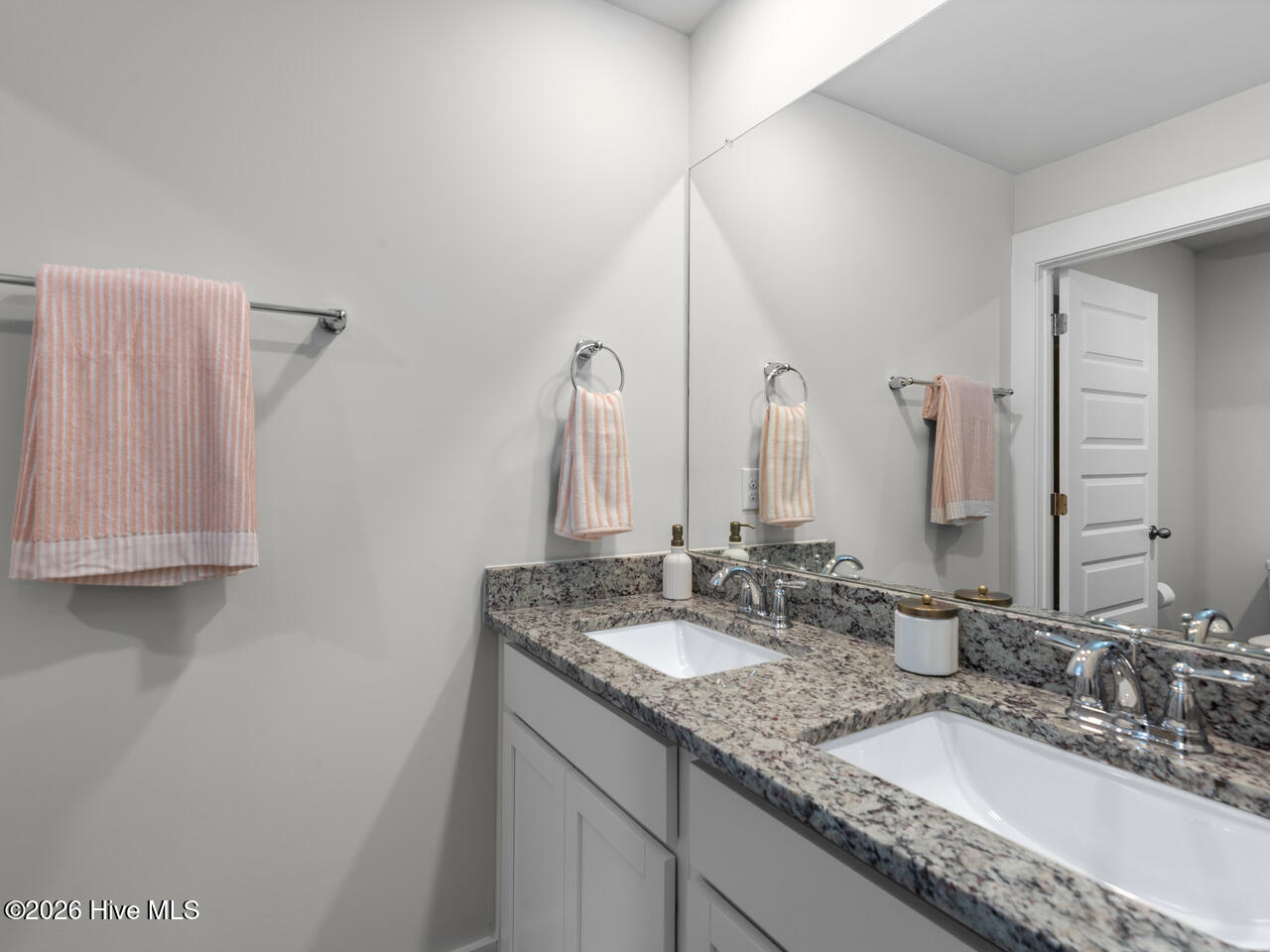 100563947 | Photo 35