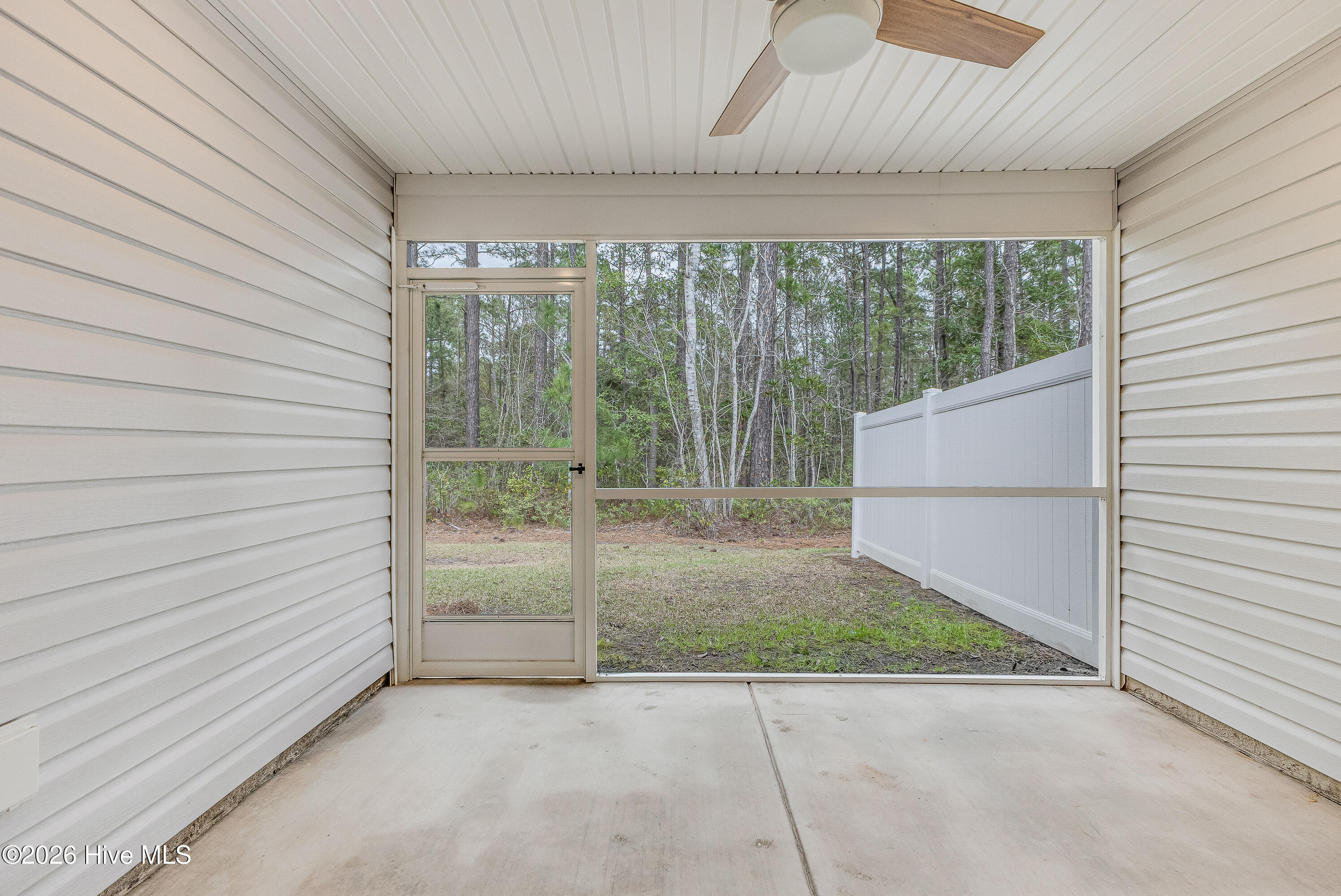 100561168 | Photo 26