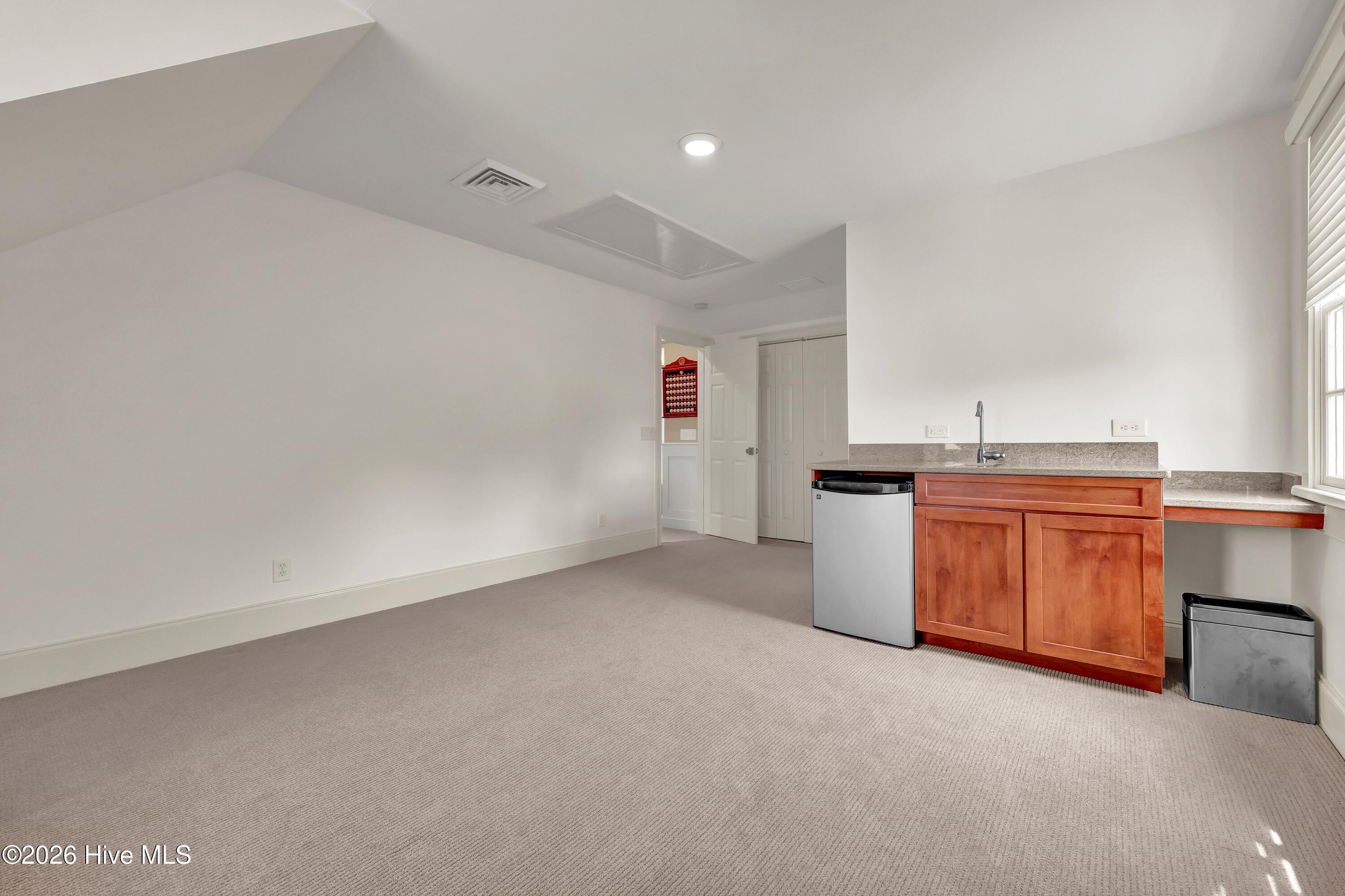 100569370 | Photo 49