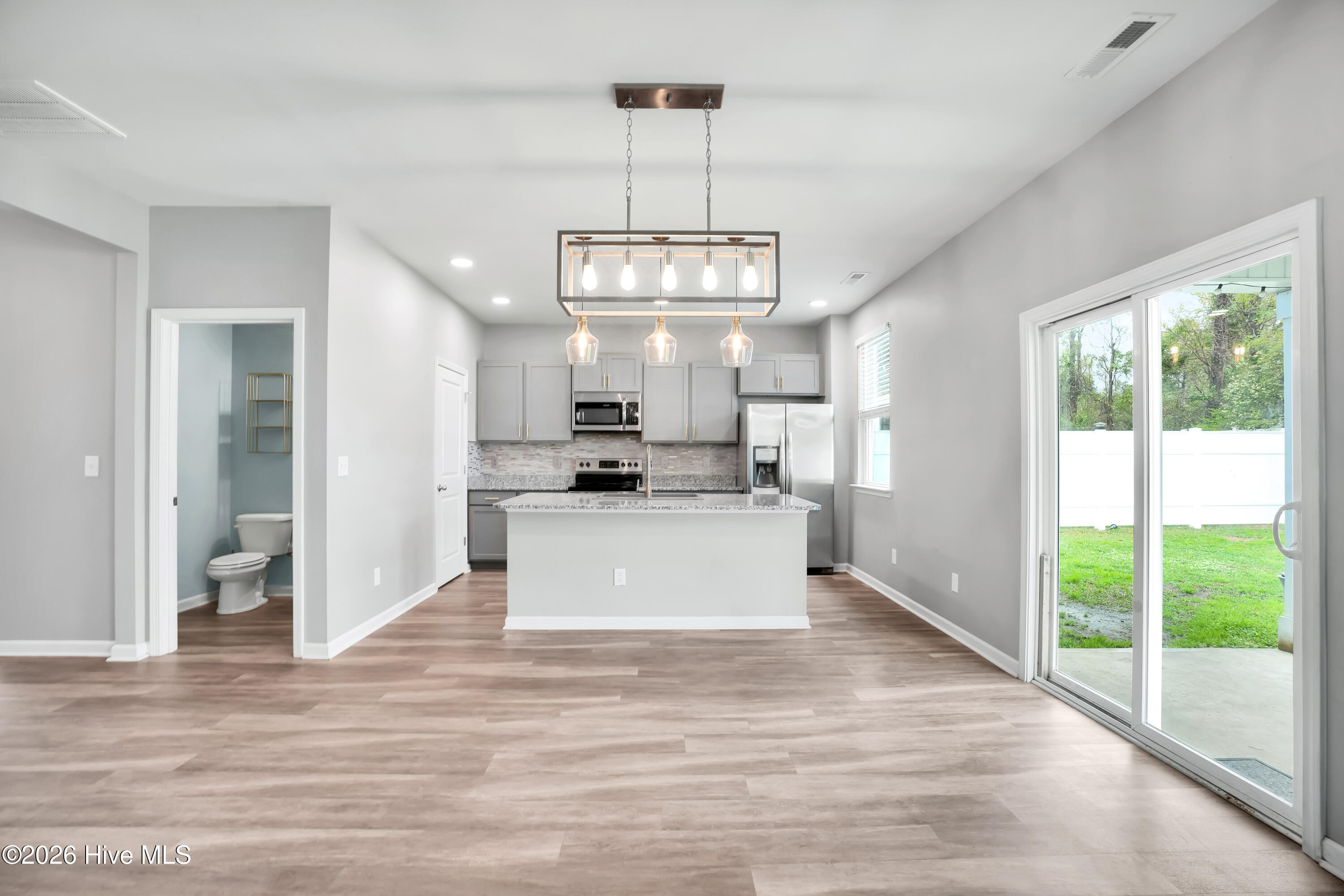 100548211 | Photo 12