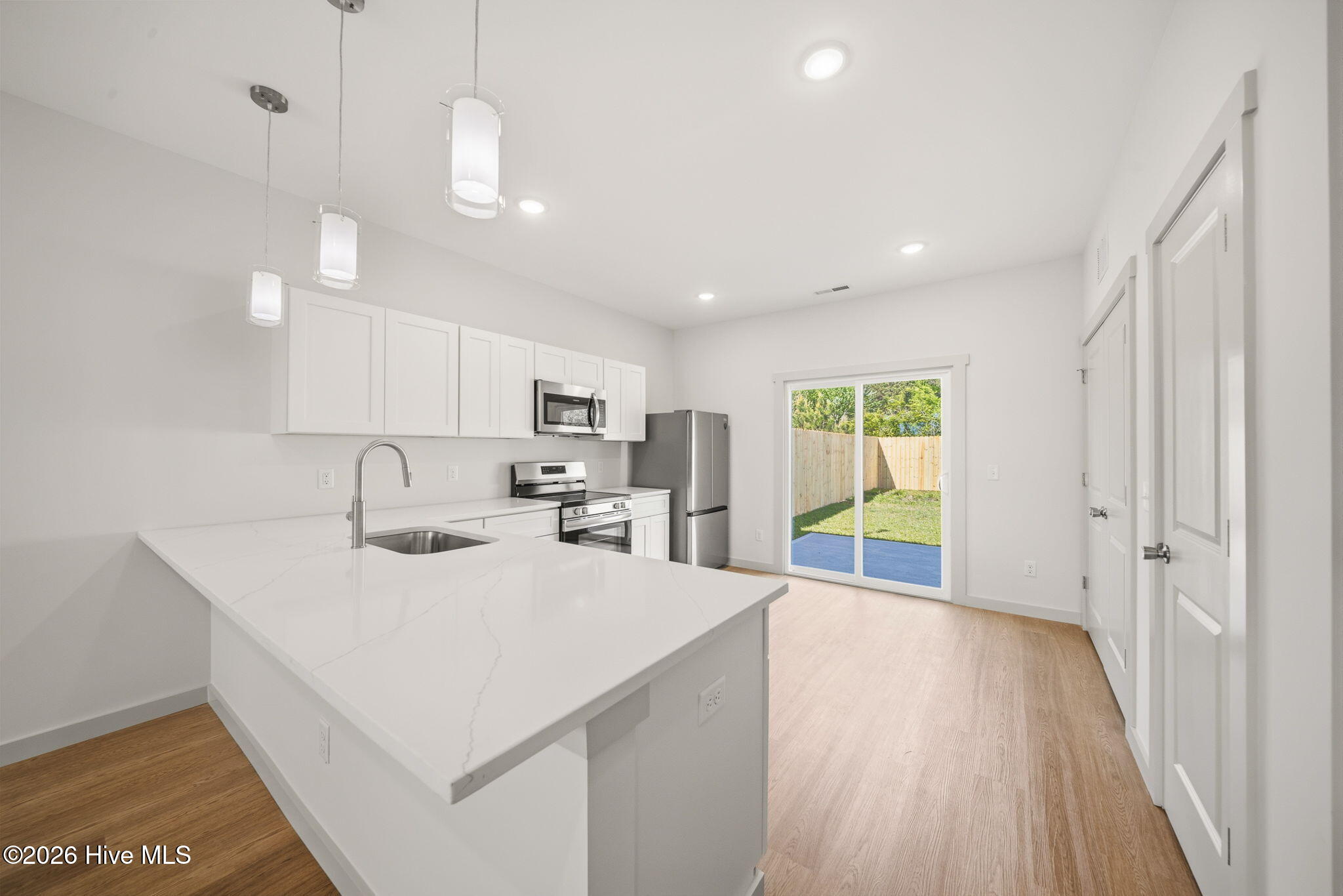 100562147 | Photo 10