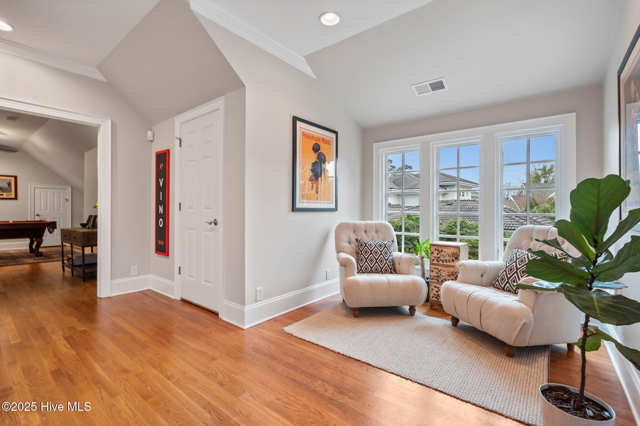 100530857 | Photo 44