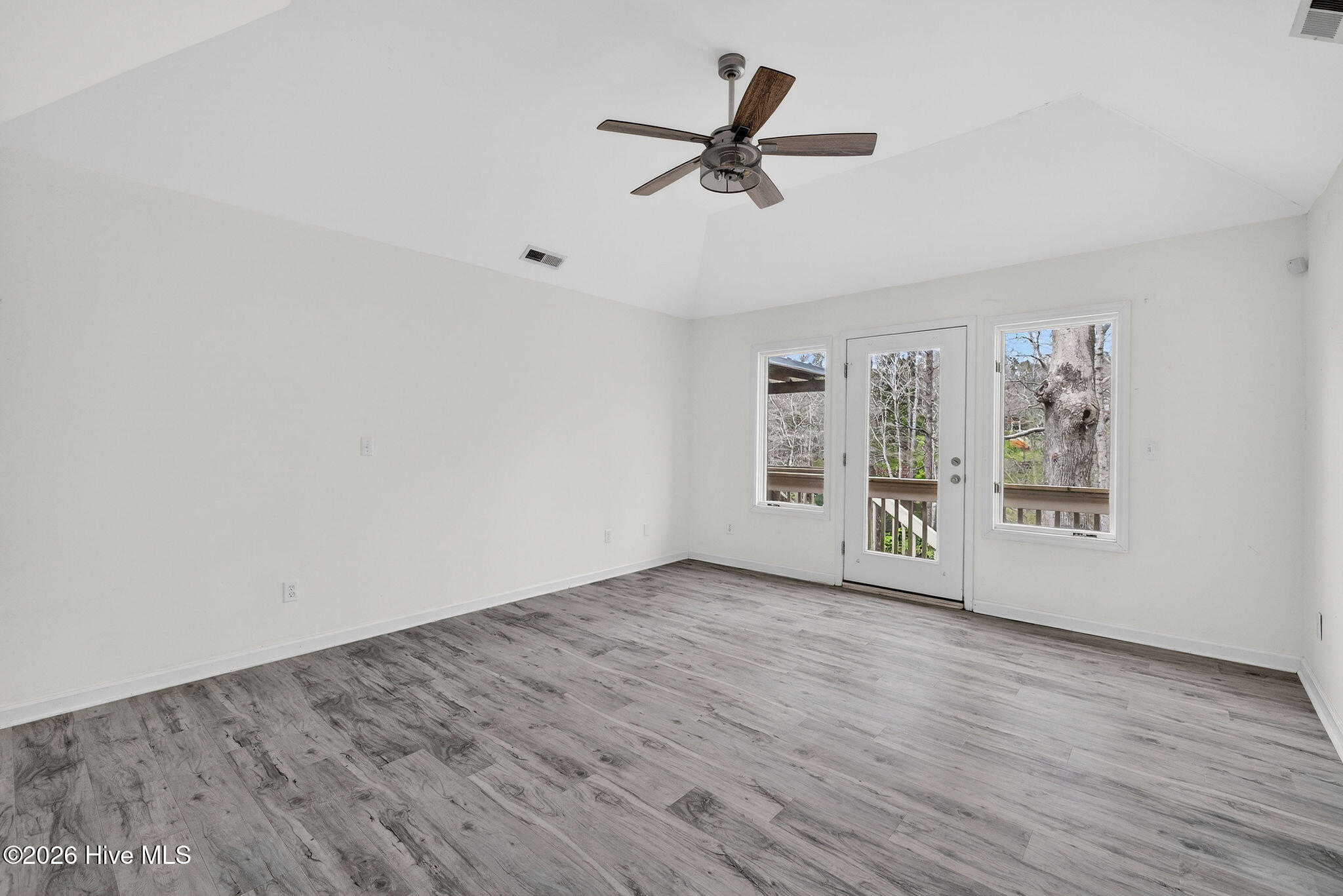 100556345 | Photo 44