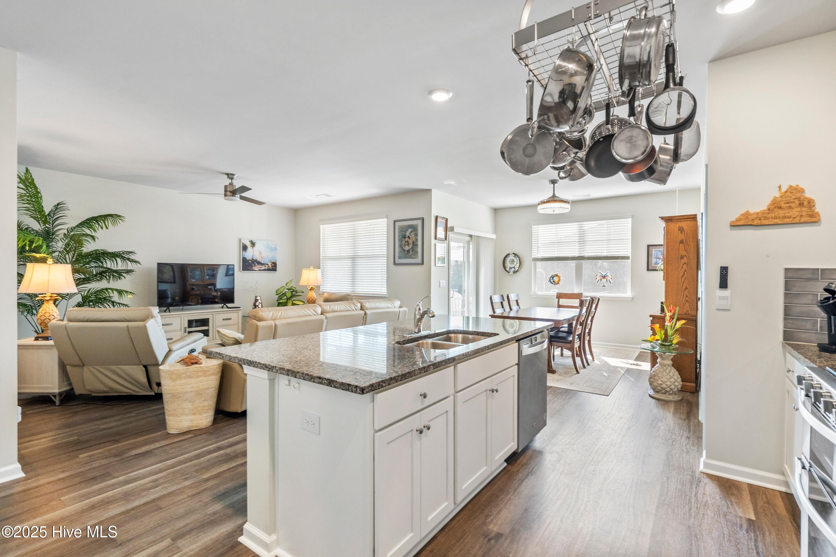 100531826 | Photo 25