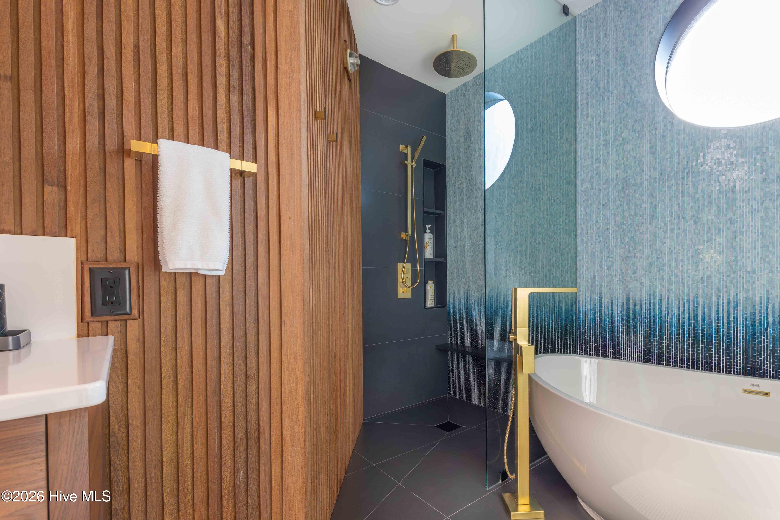 100554163 | Photo 27