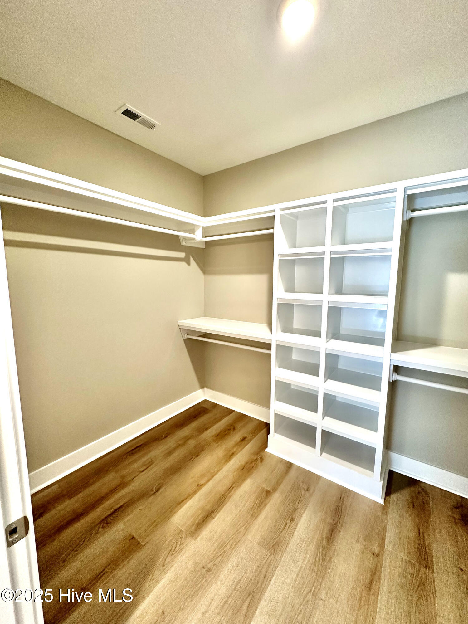 100537365 | Photo 25