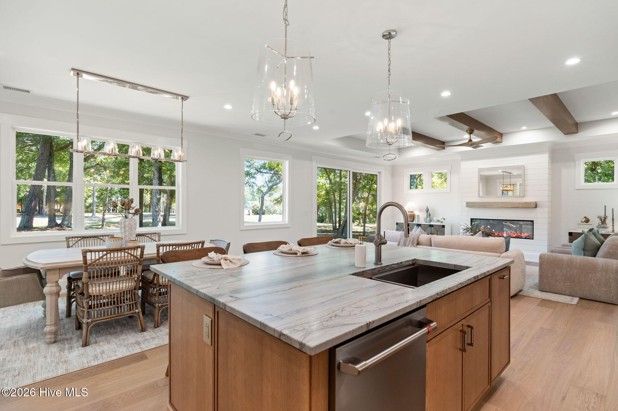 100568916 | Photo 15