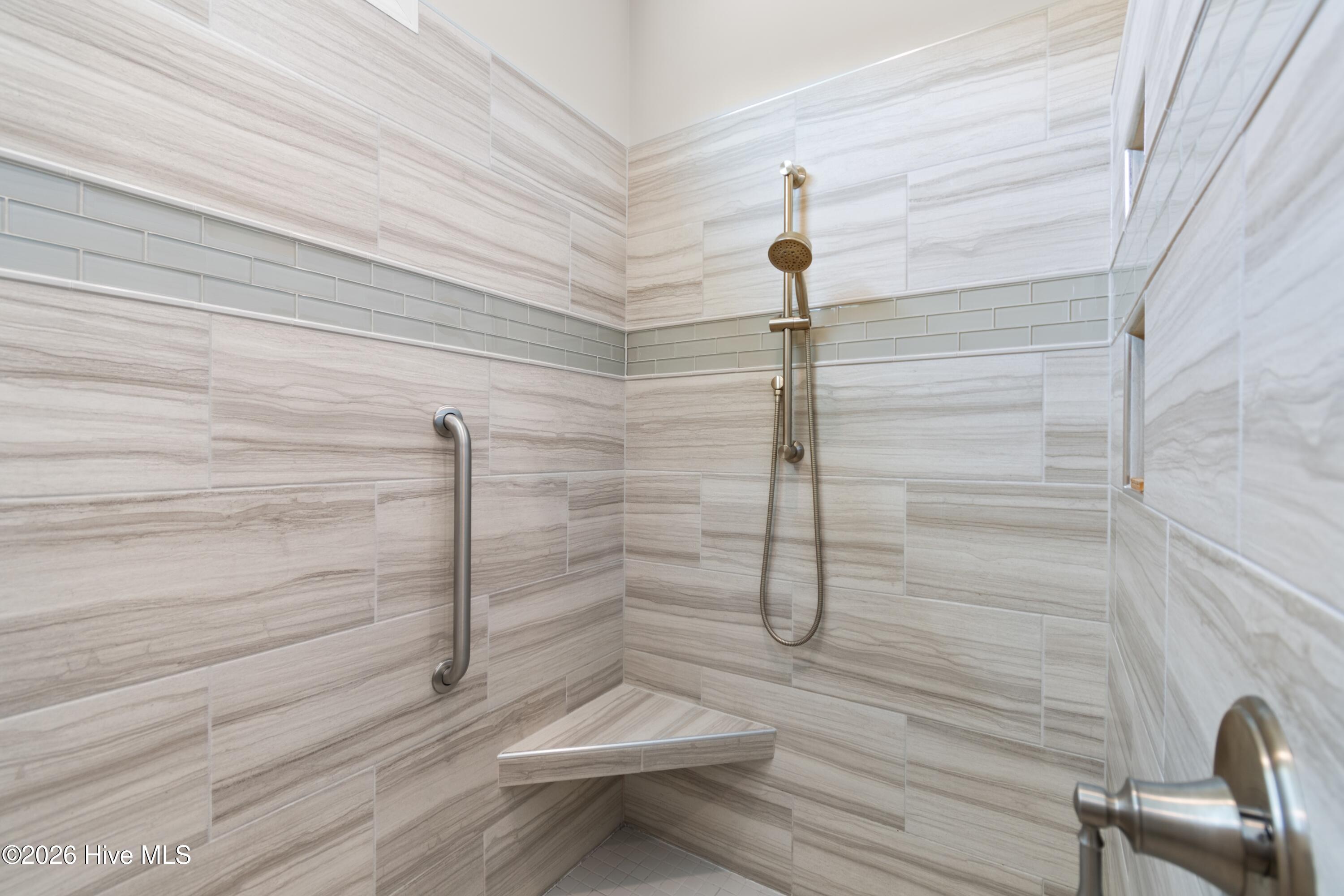 100560288 | Photo 45